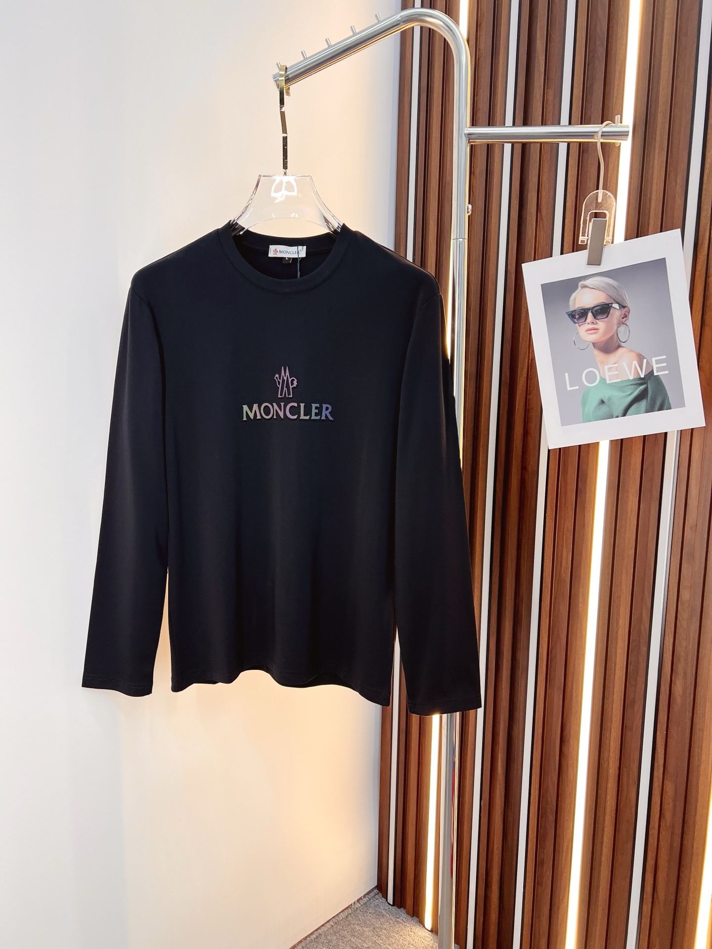 NO:571007,Meng Mouth 2025 autumn and winter new design round neck long-sleeved T-shirt official website synchronized!  This T-shirt combines minimalist design and exquisite details. The oversize trim is reminiscent of Tyrolean dress details, calling for modern ideas, creating a different conceptual pattern, and injecting rich connotations into traditional cotton T-shirts. The LOGO on the front graphic webbing is unique and shows the brand's nobility. It highlights the style of a big brand, sets off the minimalist design style, and reveals the elegance at a glance!  As a brand that pursues design and tailoring techniques, the materials used will never disappoint!  The body of this shirt is made of Solona cotton blended gram fabric, which is noble and exquisite. The cotton surface is full, soft and skin-friendly. In short, such a classic style is a must-have for autumn and winter!  M-4XL,,versace,Moncler,tees,t-shirt,alexander wang19860909蒙口 2025秋冬 新款设计感圆领长袖T恤 官网同步！这款T恤极简主义设计和精美细节于一身.Oversize饰边引人联想蒂罗尔着装细节,召唤摩登新意,造就不同以往的概念化图案,为传统棉质T恤注入丰盈内涵.前幅图形织带车出的LOGO,别具一番特色,更显品牌尊贵 彰显大牌风范,衬托出了极简主义的设计风格,把优雅风展露的一览无余！ 作为一个追求设计感和裁剪工艺的品牌,用料永远不会让人失望！本款衫身采用索洛纳棉混纺 克面料,高贵精致,布面棉质饱满柔软亲肤 总之这么经典的款,秋冬必备！M-4XL,,versace,Moncler,tees，t-shirt,alexander wang,Men's clothing