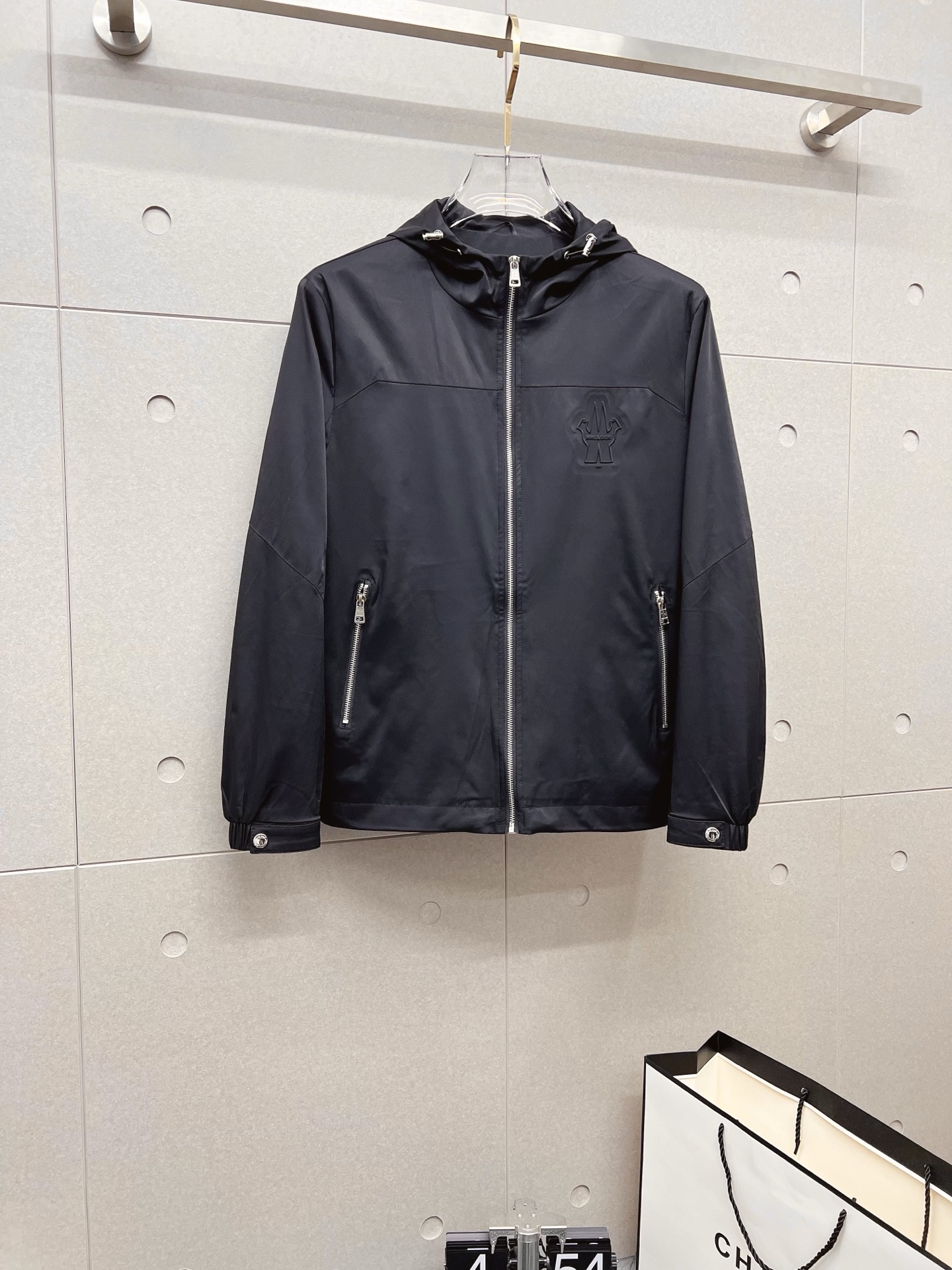 NO:532052,The 2025 autumn and winter counter new casual and fashionable jacket, super avant-garde design style, brand logo heavy industry embellishment design, delicate and comfortable, very light and not easy to wrinkle. Multiple craftsmanship The overall design is quite visual, the upper body is casual and stylish, with a certain degree of clarity, absolutely recommended to be at the most cutting-edge temperament of fashion, a must-have for urban casual. Size M-3XL,, Moncler, jackets & coats, jackets & coats, alexander wang19860909蒙口 2025秋冬专柜新款休闲时尚夹克外套 超前卫设计风格 品牌logo重工点缀设计 细腻舒适 穿着非常轻便不易起皱.多重重工艺 整体的设计颇具视觉感,上身休闲有型,有一定的挺括度,绝对走在时尚最尖端的气质感推荐,都市休闲必备.尺码 M-3XL,,Moncler,jackets & coats,jackets & coats,alexander wang,Men's clothing