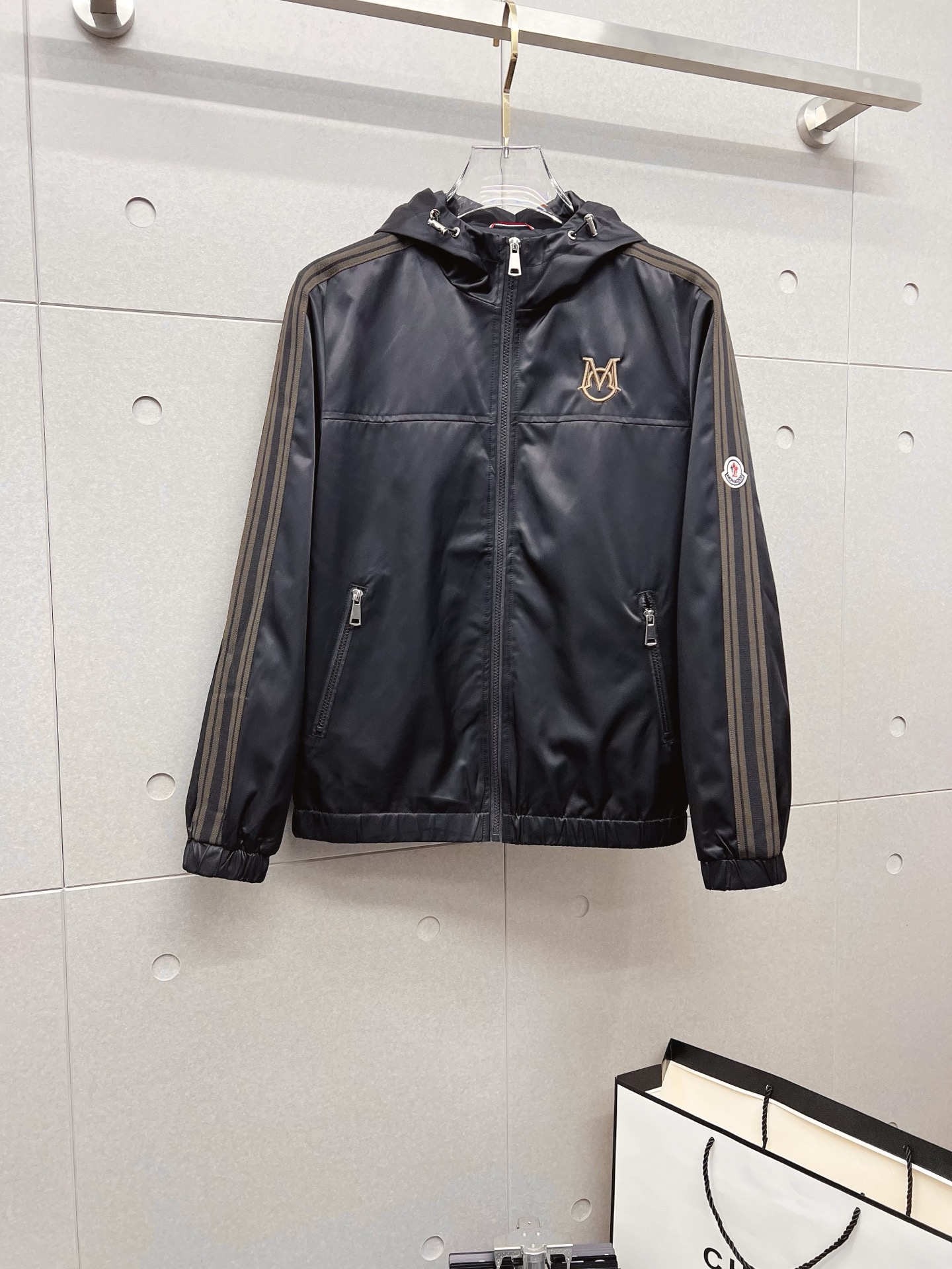 NO:532026,The 2025 autumn and winter counter new casual and fashionable jacket, super avant-garde design style, brand logo heavy industry embellishment design, delicate and comfortable, very light and not easy to wrinkle. Multiple craftsmanship The overall design is quite visual, the upper body is casual and stylish, with a certain degree of clarity, absolutely recommended to be at the most cutting-edge temperament of fashion, a must-have for urban casual. Size M-3XL,, Moncler, jackets & coats, jackets & coats, alexander wang19860909蒙口 2025秋冬专柜新款休闲时尚夹克外套 超前卫设计风格 品牌logo重工点缀设计 细腻舒适 穿着非常轻便不易起皱.多重重工艺 整体的设计颇具视觉感,上身休闲有型,有一定的挺括度,绝对走在时尚最尖端的气质感推荐,都市休闲必备.尺码 M-3XL,,Moncler,jackets & coats,jackets & coats,alexander wang,Men's clothing