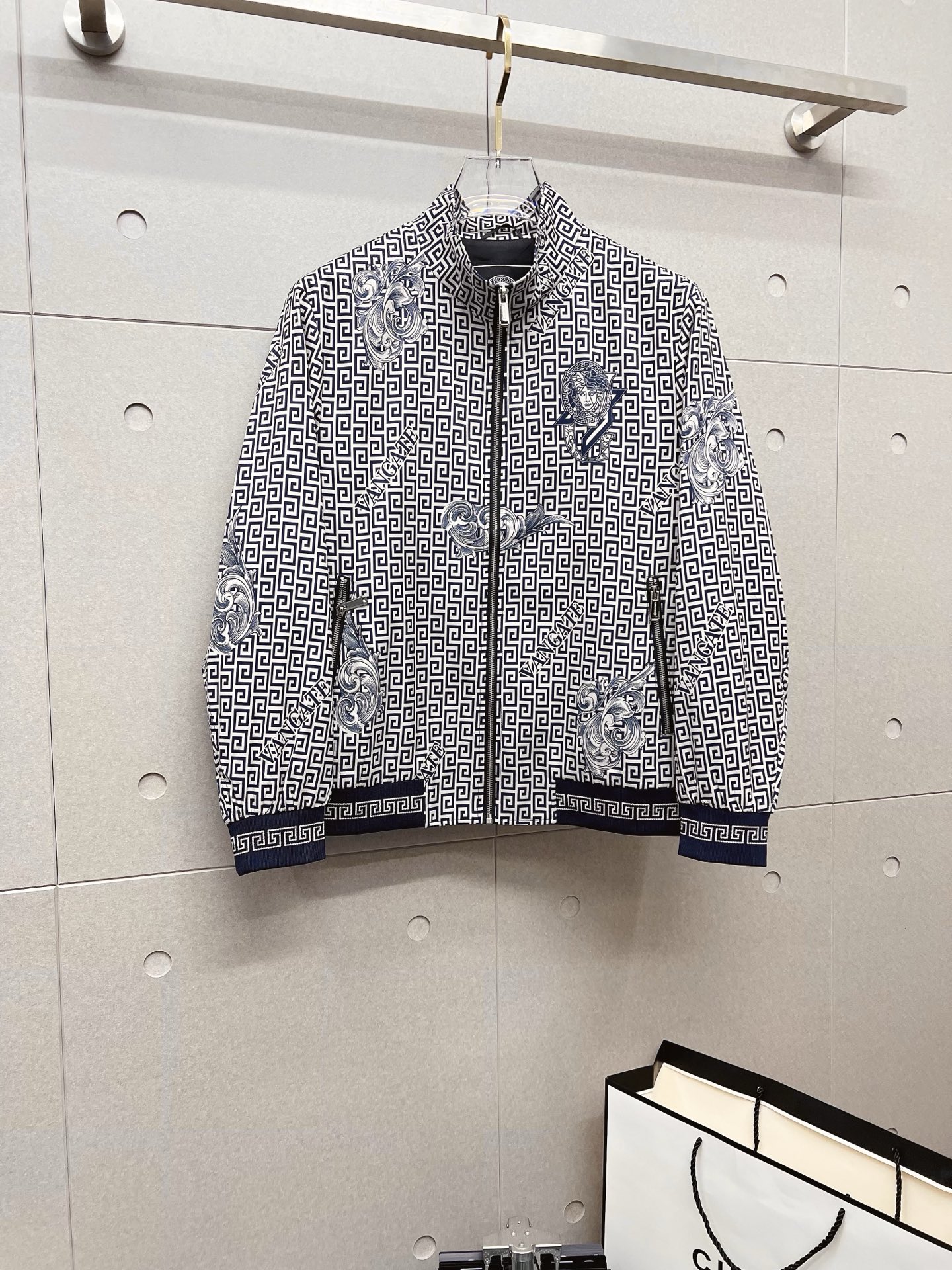 NO:532028,Versace 2025 autumn and winter counter new casual and fashionable jacket, super avant-garde design style, brand logo heavy industry embellishment design, delicate and comfortable, very light and not easy to wrinkle. Multiple craftsmanship The overall design is quite visual, the upper body is casual and stylish, with a certain degree of clarity, absolutely recommended at the most cutting-edge temperament of fashion, a must-have for urban casual. Size M-3XL, versace, jackets & coats, jackets & coats, alexander wang19860909范思哲 2025秋冬专柜新款休闲时尚夹克外套 超前卫设计风格 品牌logo重工点缀设计 细腻舒适 穿着非常轻便不易起皱.多重重工艺 整体的设计颇具视觉感,上身休闲有型,有一定的挺括度,绝对走在时尚最尖端的气质感推荐,都市休闲必备.尺码 M-3XL,,versace,jackets & coats,jackets & coats,alexander wang,Men's clothing