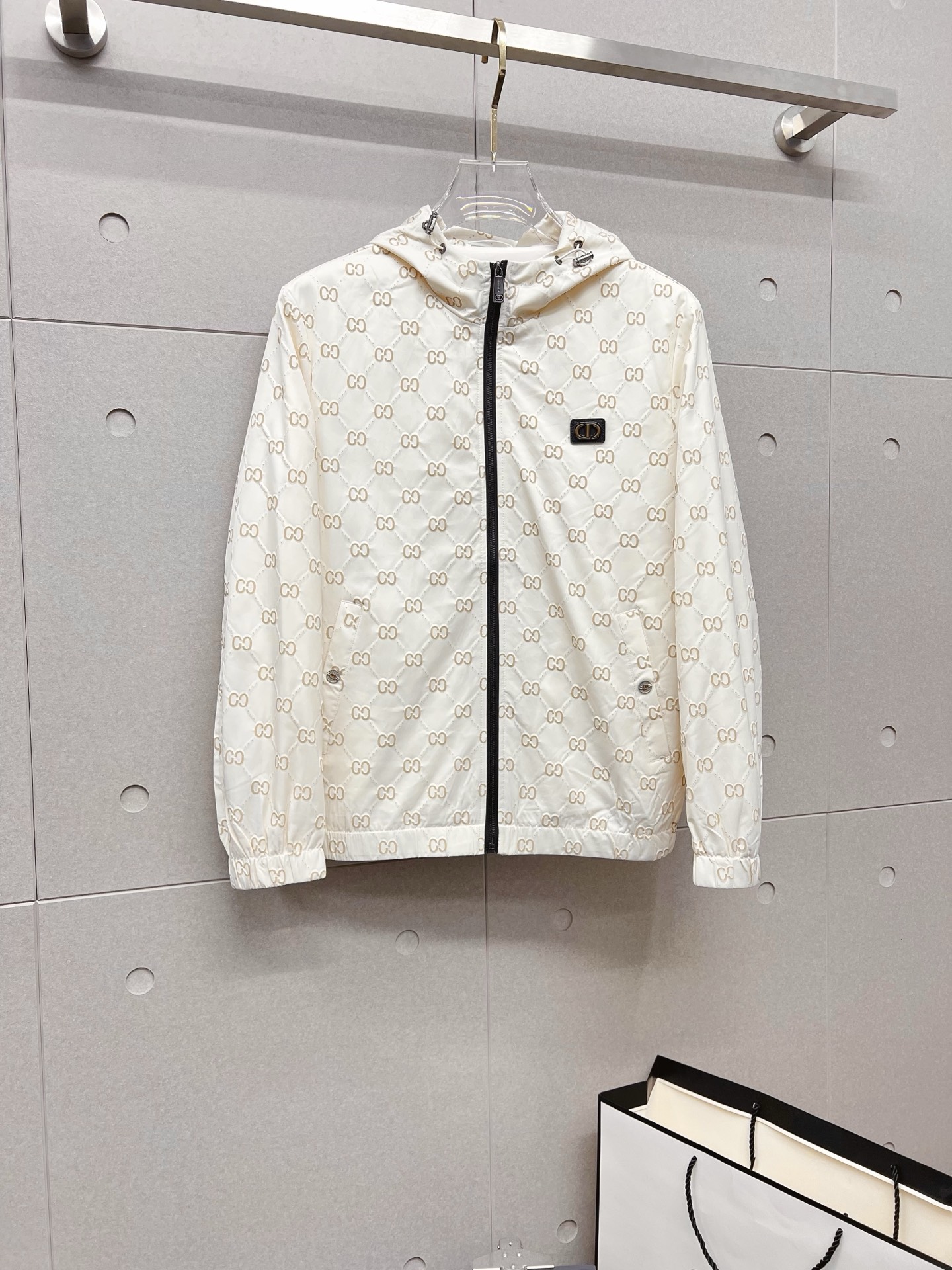 NO:532031,GUCCI 2025 autumn and winter counter new casual and fashionable jacket jacket with advanced design style Brand logo heavy industry embellishment design Delicate and comfortable It is very light and not easy to wrinkle. Multiple craftsmanship The overall design is quite visual, the upper body is casual and stylish, with a certain degree of clarity, and it is definitely recommended to be at the most cutting-edge fashion temperament, which is a must-have for urban casualness. Size M-3XL, gucci, jackets & coats, jackets & coats, alexander wang19860909GUCCI 古奇 2025秋冬专柜新款休闲时尚夹克外套 超前卫设计风格 品牌logo重工点缀设计 细腻舒适 穿着非常轻便不易起皱.多重重工艺 整体的设计颇具视觉感,上身休闲有型,有一定的挺括度,绝对走在时尚最尖端的气质感推荐,都市休闲必备.尺码 M-3XL,,gucci,jackets & coats,jackets & coats,alexander wang,Men's clothing