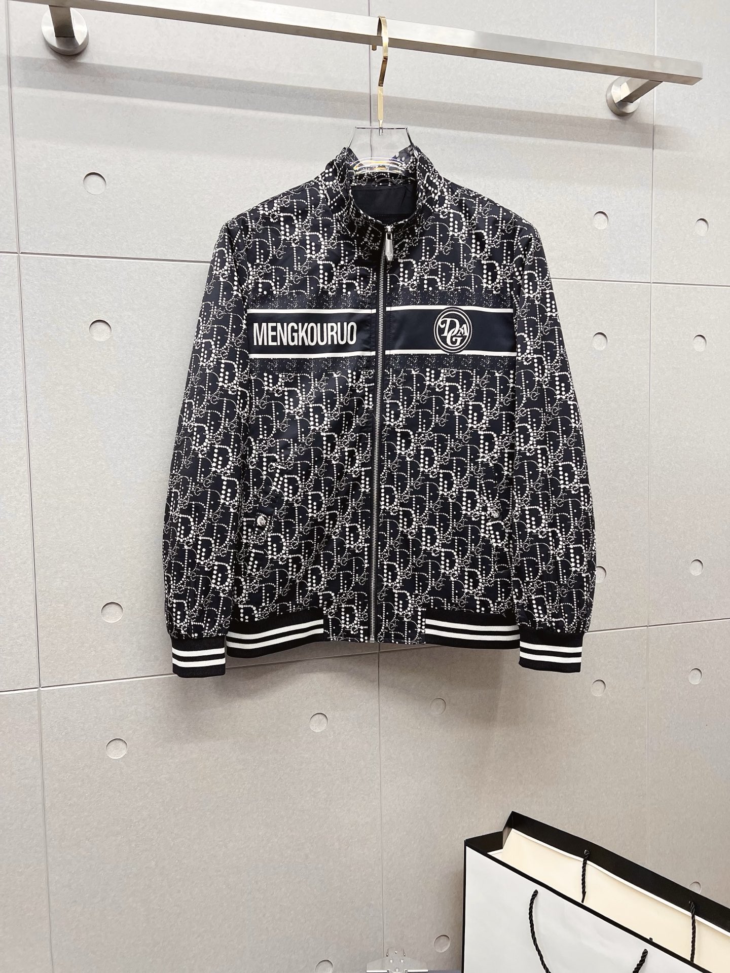 NO:532034,Dior 2025 autumn and winter counter new casual and fashionable jacket jacket with advanced design style Brand logo heavy industry embellishment design delicate and comfortable wear very light and not easy to wrinkle. Multiple craftsmanship The overall design is quite visual, the upper body is casual and stylish, with a certain degree of clarity, absolutely recommended at the most cutting-edge temperament of fashion, a must-have for urban casual. Size M-3XL,,dior,dior,jackets & coats,jackets & coats,alexander wang19860909Dior 迪奥 2025秋冬专柜新款休闲时尚夹克外套 超前卫设计风格 品牌logo重工点缀设计 细腻舒适 穿着非常轻便不易起皱.多重重工艺 整体的设计颇具视觉感,上身休闲有型,有一定的挺括度,绝对走在时尚最尖端的气质感推荐,都市休闲必备.尺码 M-3XL,,dior,dior,jackets & coats,jackets & coats,alexander wang,Men's clothing