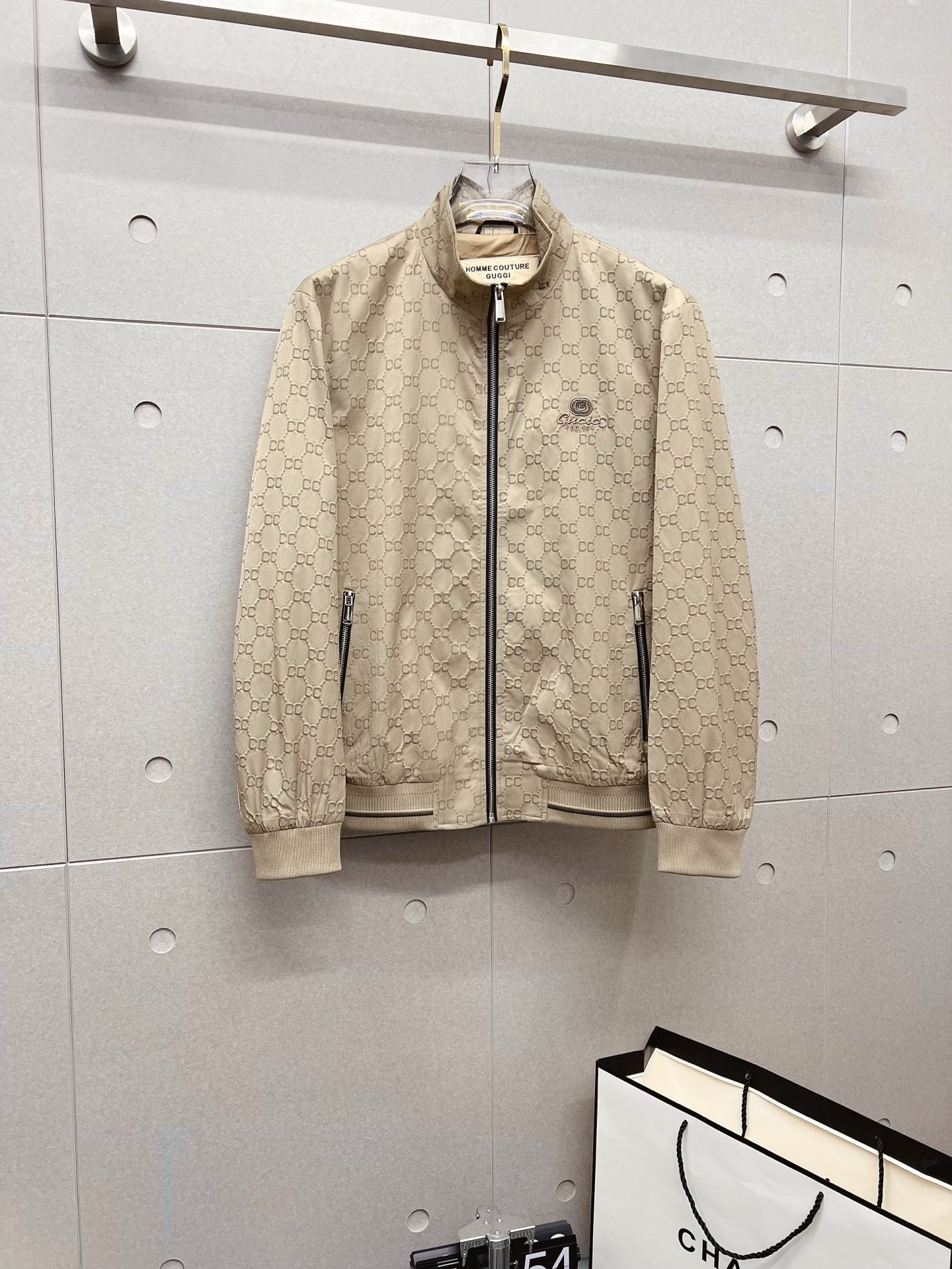 NO:532037,GUCCI 2025 autumn and winter counter new casual and fashionable jacket jacket with advanced design style Brand logo heavy industry embellishment design Delicate and comfortable It is very light and not easy to wrinkle. Multiple craftsmanship The overall design is quite visual, the upper body is casual and stylish, with a certain degree of clarity, and it is definitely recommended to be at the most cutting-edge fashion temperament, which is a must-have for urban casualness. Size M-3XL, gucci, jackets & coats, jackets & coats, alexander wang19860909GUCCI 古奇 2025秋冬专柜新款休闲时尚夹克外套 超前卫设计风格 品牌logo重工点缀设计 细腻舒适 穿着非常轻便不易起皱.多重重工艺 整体的设计颇具视觉感,上身休闲有型,有一定的挺括度,绝对走在时尚最尖端的气质感推荐,都市休闲必备.尺码 M-3XL,,gucci,jackets & coats,jackets & coats,alexander wang,Men's clothing