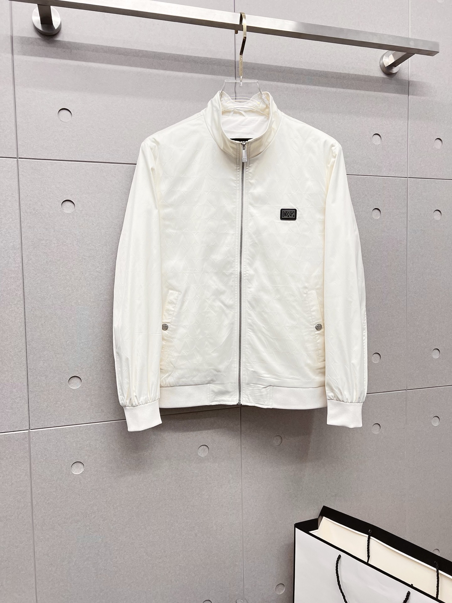 NO:532040,Valentino 2025 autumn and winter counter new casual and fashionable jacket jacket with advanced design style Brand logo heavy industry embellishment design delicate and comfortable, very light and not easy to wrinkle. Multiple craftsmanship The overall design is quite visual, the upper body is casual and stylish, with a certain degree of clarity, absolutely recommended at the most cutting-edge temperament of fashion, a must-have for urban casual. Size M-3XL, valentino, jackets & coats, jackets & coats, alexander wang19860909华伦天奴 2025秋冬专柜新款休闲时尚夹克外套 超前卫设计风格 品牌logo重工点缀设计 细腻舒适 穿着非常轻便不易起皱.多重重工艺 整体的设计颇具视觉感,上身休闲有型,有一定的挺括度,绝对走在时尚最尖端的气质感推荐,都市休闲必备.尺码 M-3XL,,valentino,jackets & coats,jackets & coats,alexander wang,Men's clothing