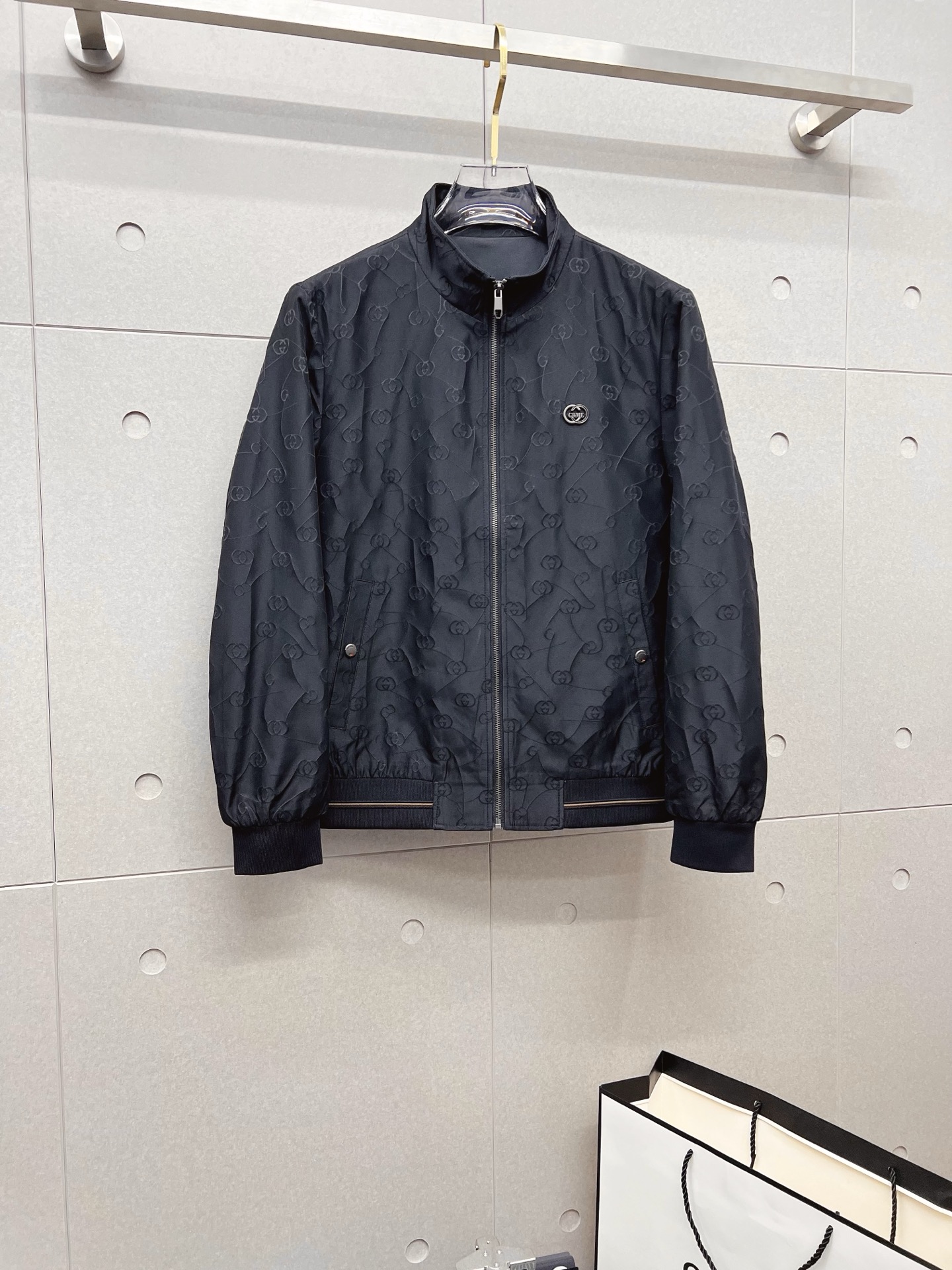 NO:532043,GUCCI 2025 autumn and winter counter new casual and fashionable jacket jacket with advanced design style Brand logo heavy industry embellishment design Delicate and comfortable It is very light and not easy to wrinkle. Multiple craftsmanship The overall design is quite visual, the upper body is casual and stylish, with a certain degree of clarity, and it is definitely recommended to be at the most cutting-edge fashion temperament, which is a must-have for urban casualness. Size M-3XL, gucci, jackets & coats, jackets & coats, alexander wang19860909GUCCI 古奇 2025秋冬专柜新款休闲时尚夹克外套 超前卫设计风格 品牌logo重工点缀设计 细腻舒适 穿着非常轻便不易起皱.多重重工艺 整体的设计颇具视觉感,上身休闲有型,有一定的挺括度,绝对走在时尚最尖端的气质感推荐,都市休闲必备.尺码 M-3XL,,gucci,jackets & coats,jackets & coats,alexander wang,Men's clothing