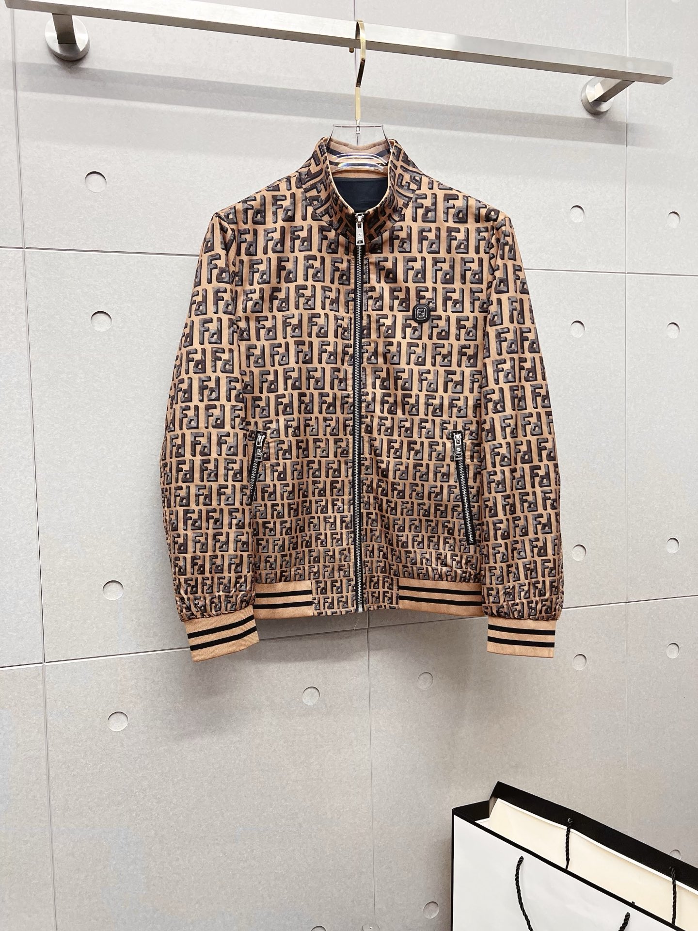 NO:532046,FENDI 2025 autumn and winter counter new casual and fashionable jacket jacket with advanced design style Brand logo heavy industry embellishment design delicate and comfortable, very light and not easy to wrinkle. Multiple craftsmanship The overall design is quite visual, the upper body is casual and stylish, with a certain degree of clarity, absolutely recommended at the most cutting-edge temperament of fashion, a must-have for urban casual. Size M-3XL,,fendi,fendi, jackets & coats, jackets & coats, alexander wang19860909FENDI 芬迪 2025秋冬专柜新款休闲时尚夹克外套 超前卫设计风格 品牌logo重工点缀设计 细腻舒适 穿着非常轻便不易起皱.多重重工艺 整体的设计颇具视觉感,上身休闲有型,有一定的挺括度,绝对走在时尚最尖端的气质感推荐,都市休闲必备.尺码 M-3XL,,fendi,fendi,jackets & coats,jackets & coats,alexander wang,Men's clothing