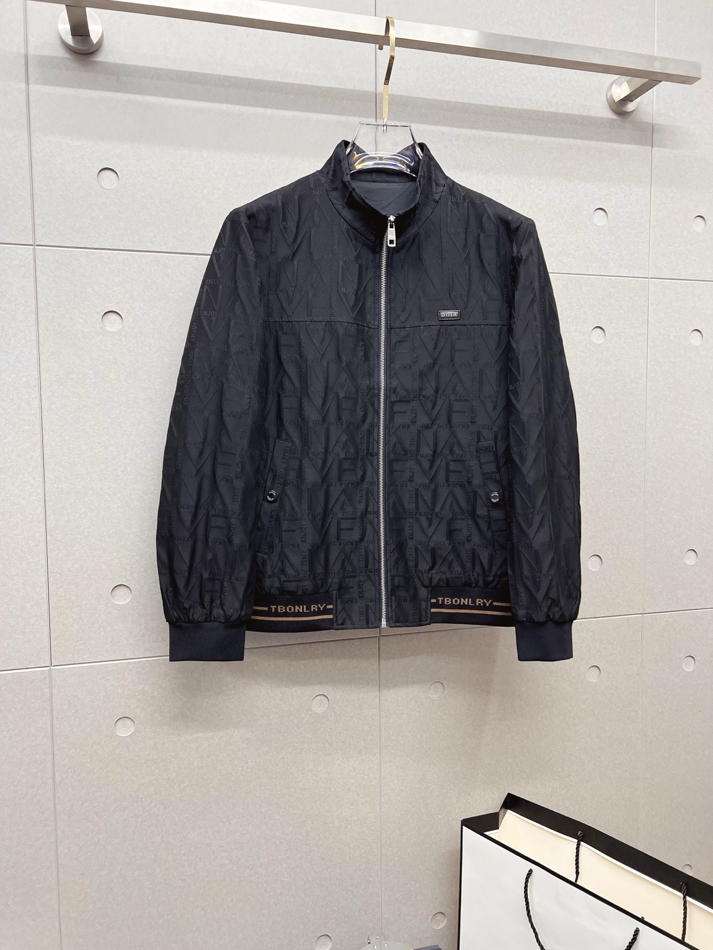 NO:532049,Dior 2025 autumn and winter counter new casual and fashionable jacket jacket with advanced design style Brand logo heavy industry embellishment design delicate and comfortable wear very light and not easy to wrinkle. Multiple craftsmanship The overall design is quite visual, the upper body is casual and stylish, with a certain degree of clarity, absolutely recommended at the most cutting-edge temperament of fashion, a must-have for urban casual. Size M-3XL,,dior,dior,jackets & coats,jackets & coats,alexander wang19860909Dior 迪奥 2025秋冬专柜新款休闲时尚夹克外套 超前卫设计风格 品牌logo重工点缀设计 细腻舒适 穿着非常轻便不易起皱.多重重工艺 整体的设计颇具视觉感,上身休闲有型,有一定的挺括度,绝对走在时尚最尖端的气质感推荐,都市休闲必备.尺码 M-3XL,,dior,dior,jackets & coats,jackets & coats,alexander wang,Men's clothing