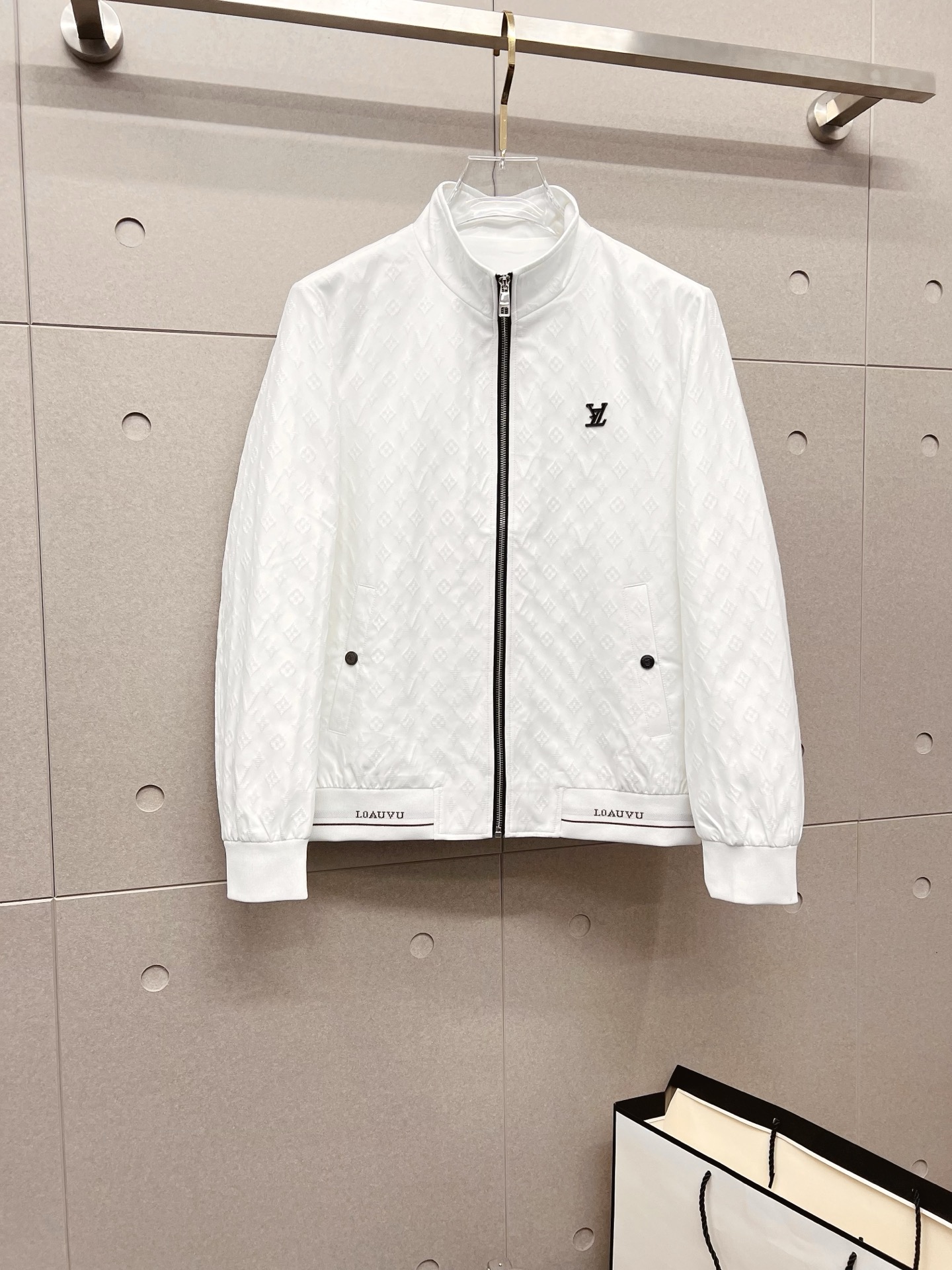 NO:532058,LV 2025 autumn and winter counter new casual and fashionable jacket jacket with advanced design style Brand logo heavy industry embellishment design delicate and comfortable wear very light and not easy to wrinkle. Multiple craftsmanship The overall design is quite visual, the upper body is casual and stylish, with a certain degree of clarity, absolutely recommended at the most cutting-edge temperament of fashion, a must-have for urban casual. Size M-3XL,,louis vuitton, jackets & coats, jackets & coats, alexander wang19860909LV 2025秋冬专柜新款休闲时尚夹克外套 超前卫设计风格 品牌logo重工点缀设计 细腻舒适 穿着非常轻便不易起皱.多重重工艺 整体的设计颇具视觉感,上身休闲有型,有一定的挺括度,绝对走在时尚最尖端的气质感推荐,都市休闲必备.尺码 M-3XL,,louis vuitton,jackets & coats,jackets & coats,alexander wang,Men's clothing