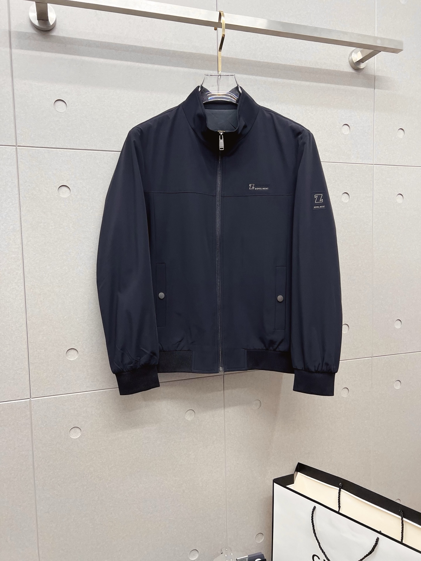 NO:532032,Zenia 2025 autumn and winter counter new casual and fashionable jacket jacket with avant-garde design style Brand logo heavy industry embellishment design delicate and comfortable, very light and not easy to wrinkle. Multiple craftsmanship The overall design is quite visual, the upper body is casual and stylish, with a certain degree of clarity, absolutely recommended to be at the most cutting-edge fashion temperament, a must-have for urban casualness. Size M-3XL, zegna, jackets & coats, jackets & coats, alexander wang19860909杰尼亚 2025秋冬专柜新款休闲时尚夹克外套 超前卫设计风格 品牌logo重工点缀设计 细腻舒适 穿着非常轻便不易起皱.多重重工艺 整体的设计颇具视觉感,上身休闲有型,有一定的挺括度,绝对走在时尚最尖端的气质感推荐,都市休闲必备.尺码 M-3XL,,zegna,jackets & coats,jackets & coats,alexander wang,Men's clothing