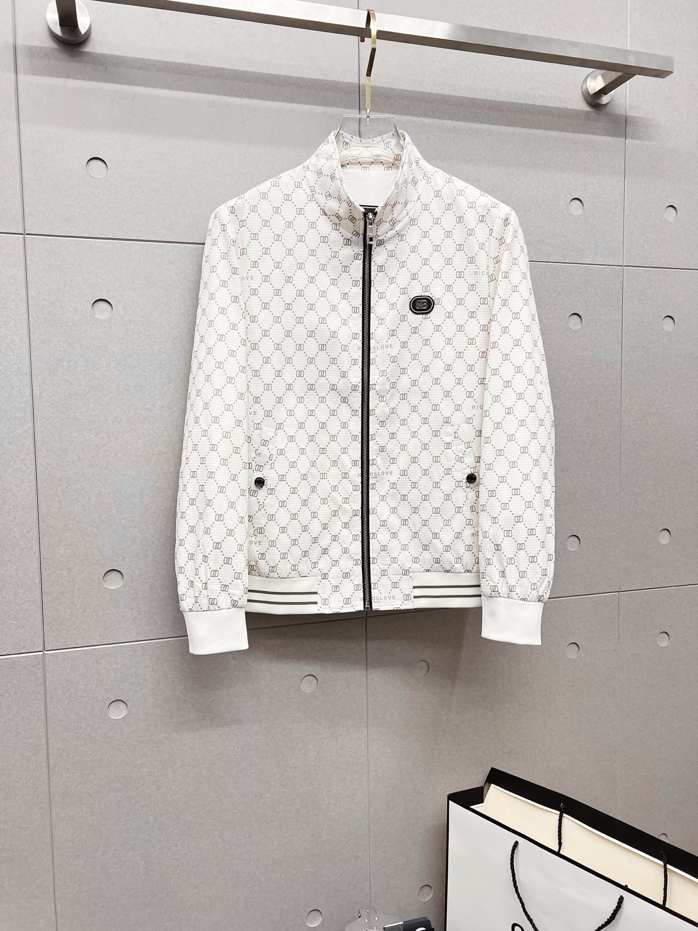 NO:532035,GUCCI 2025 autumn and winter counter new casual and fashionable jacket jacket with advanced design style Brand logo heavy industry embellishment design Delicate and comfortable It is very light and not easy to wrinkle. Multiple craftsmanship The overall design is quite visual, the upper body is casual and stylish, with a certain degree of clarity, and it is definitely recommended to be at the most cutting-edge fashion temperament, which is a must-have for urban casualness. Size M-3XL, gucci, jackets & coats, jackets & coats, alexander wang19860909GUCCI 古奇 2025秋冬专柜新款休闲时尚夹克外套 超前卫设计风格 品牌logo重工点缀设计 细腻舒适 穿着非常轻便不易起皱.多重重工艺 整体的设计颇具视觉感,上身休闲有型,有一定的挺括度,绝对走在时尚最尖端的气质感推荐,都市休闲必备.尺码 M-3XL,,gucci,jackets & coats,jackets & coats,alexander wang,Men's clothing