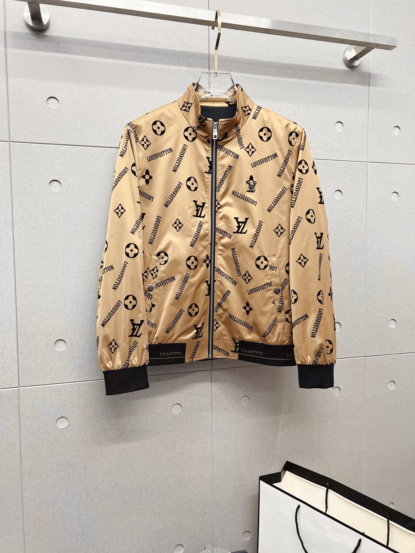 NO:532038,Lv 2025 autumn and winter counter new casual and fashionable jacket jacket with advanced design style Brand logo heavy industry embellishment design delicate and comfortable wear very light and not easy to wrinkle. Multiple craftsmanship The overall design is quite visual, the upper body is casual and stylish, with a certain degree of clarity, absolutely recommended at the most cutting-edge temperament of fashion, a must-have for urban casual. Size M-3XL,,louis vuitton, jackets & coats, jackets & coats, alexander wang19860909Lv 2025秋冬专柜新款休闲时尚夹克外套 超前卫设计风格 品牌logo重工点缀设计 细腻舒适 穿着非常轻便不易起皱.多重重工艺 整体的设计颇具视觉感,上身休闲有型,有一定的挺括度,绝对走在时尚最尖端的气质感推荐,都市休闲必备.尺码 M-3XL,,louis vuitton,jackets & coats,jackets & coats,alexander wang,Men's clothing