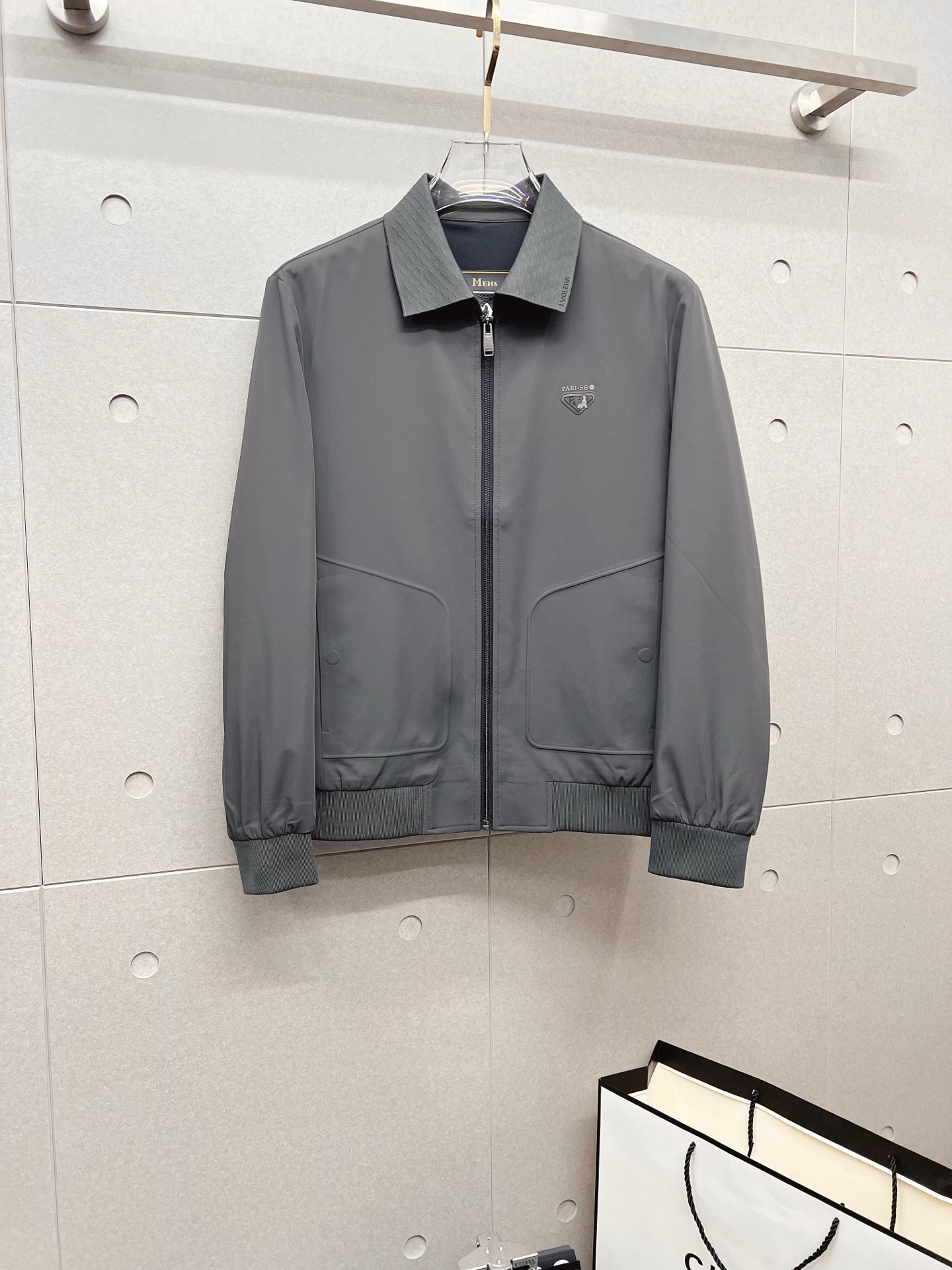 NO:532041,PRADA 2025 autumn and winter counter new casual and fashionable jacket jacket with avant-garde design style Brand logo heavy industry embellishment design delicate and comfortable, very light and not easy to wrinkle. Multiple craftsmanship The overall design is quite visual, the upper body is casual and stylish, with a certain degree of clarity, absolutely recommended at the most cutting-edge temperament of fashion, a must-have for urban casual. Size M-3XL,,prada,prada,jackets & coats,jackets & coats,alexander wang19860909PRADA 普拉达 2025秋冬专柜新款休闲时尚夹克外套 超前卫设计风格 品牌logo重工点缀设计 细腻舒适 穿着非常轻便不易起皱.多重重工艺 整体的设计颇具视觉感,上身休闲有型,有一定的挺括度,绝对走在时尚最尖端的气质感推荐,都市休闲必备.尺码 M-3XL,,prada,prada,jackets & coats,jackets & coats,alexander wang,Men's clothing