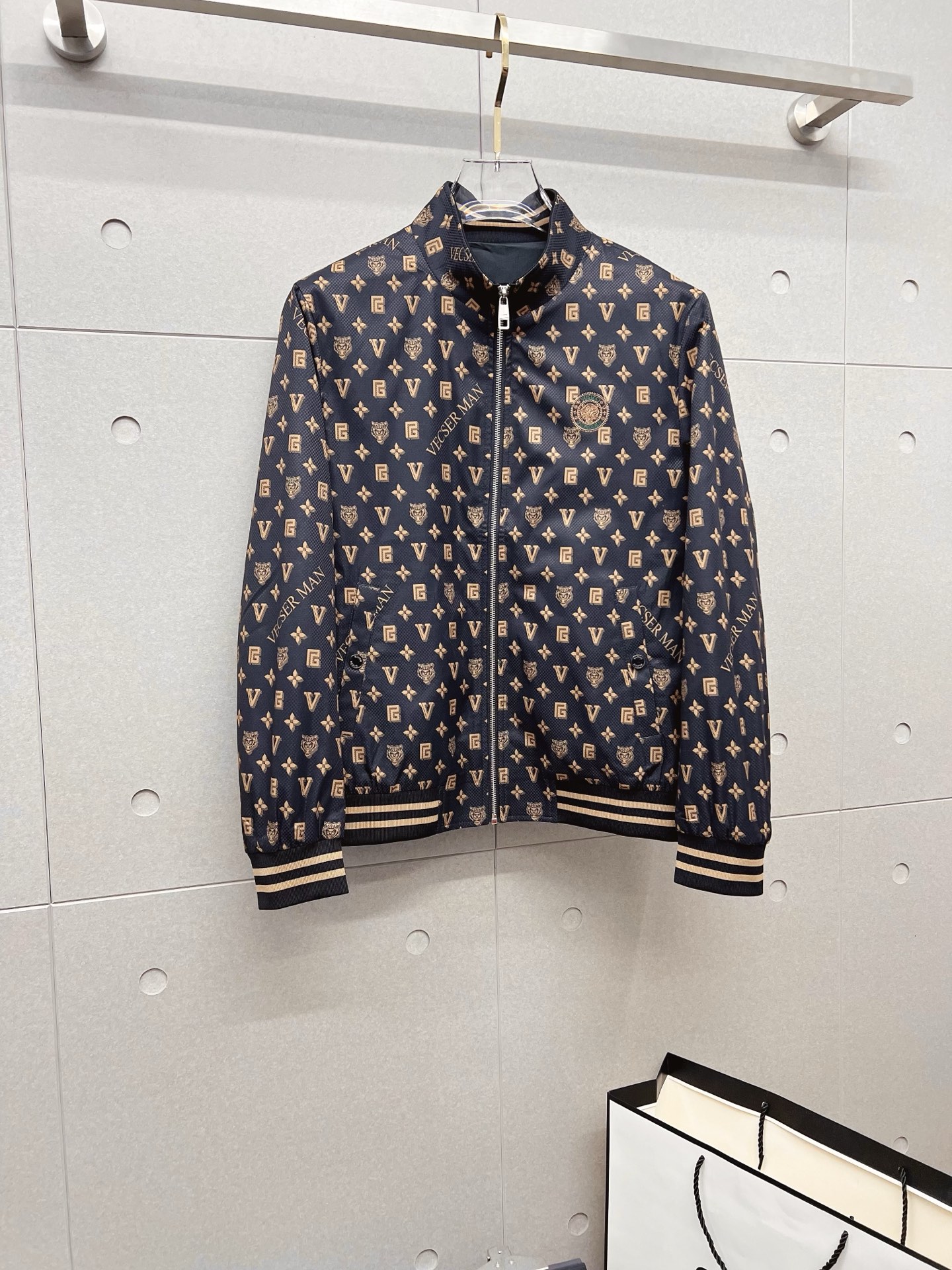 NO:532044,Versace 2025 autumn and winter counter new casual and fashionable jacket, super avant-garde design style, brand logo heavy industry embellishment design, delicate and comfortable, very light and not easy to wrinkle. Multiple craftsmanship The overall design is quite visual, the upper body is casual and stylish, with a certain degree of clarity, absolutely recommended at the most cutting-edge temperament of fashion, a must-have for urban casual. Size M-3XL, versace, jackets & coats, jackets & coats, alexander wang19860909范思哲 2025秋冬专柜新款休闲时尚夹克外套 超前卫设计风格 品牌logo重工点缀设计 细腻舒适 穿着非常轻便不易起皱.多重重工艺 整体的设计颇具视觉感,上身休闲有型,有一定的挺括度,绝对走在时尚最尖端的气质感推荐,都市休闲必备.尺码 M-3XL,,versace,jackets & coats,jackets & coats,alexander wang,Men's clothing