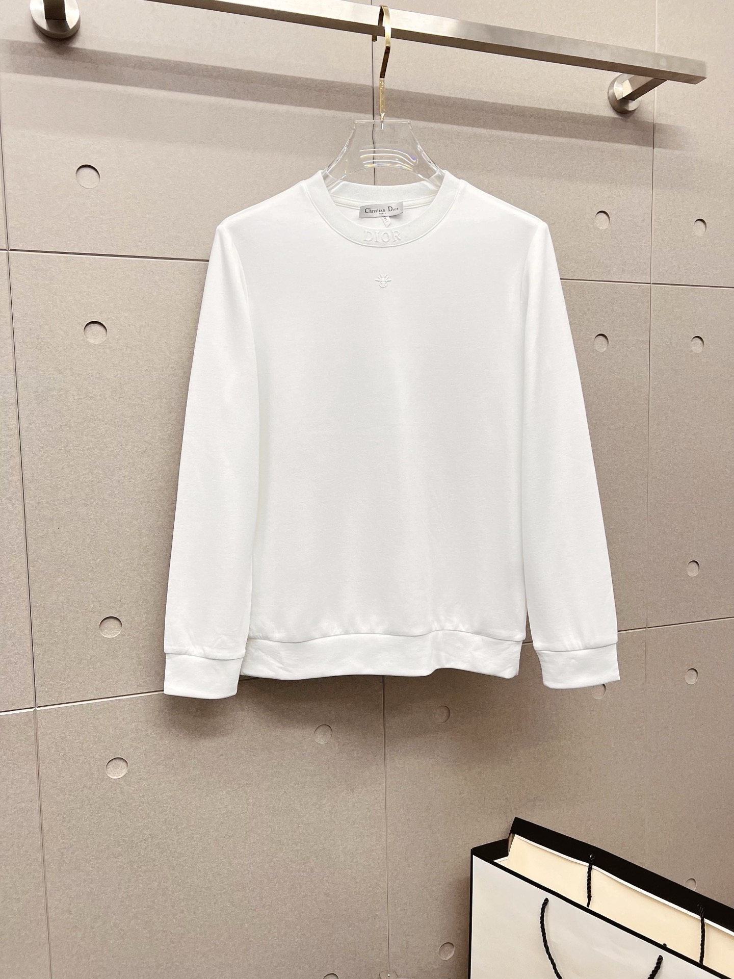 NO:572884,Dior Dior 2025ss new autumn and winter long-sleeved round neck sweatshirt, high-end version!  Customized fabric with high breathability and comfort, impeccable details, brand element design concept, reflecting high quality. It feels delicate and soft!  It presents a casual cut and the upper body shape is awesome!  Size M-3XL (please state your height and weight when placing an order), dior, dior, hoodie, sweatshirts, alexander wang19860909Dior 迪奥 2025ss秋冬新款 长袖 圆领 卫衣,高端版本！定制面料 透气舒适度高,细节无可挑剔,品牌元素设计理念,体现高品质.手感细腻柔软！呈现休闲裁剪,上身版型超赞！码数 M-3XL（下单请报身高体重）,,dior,dior,hoodie,sweatshirts,alexander wang,Men's clothing