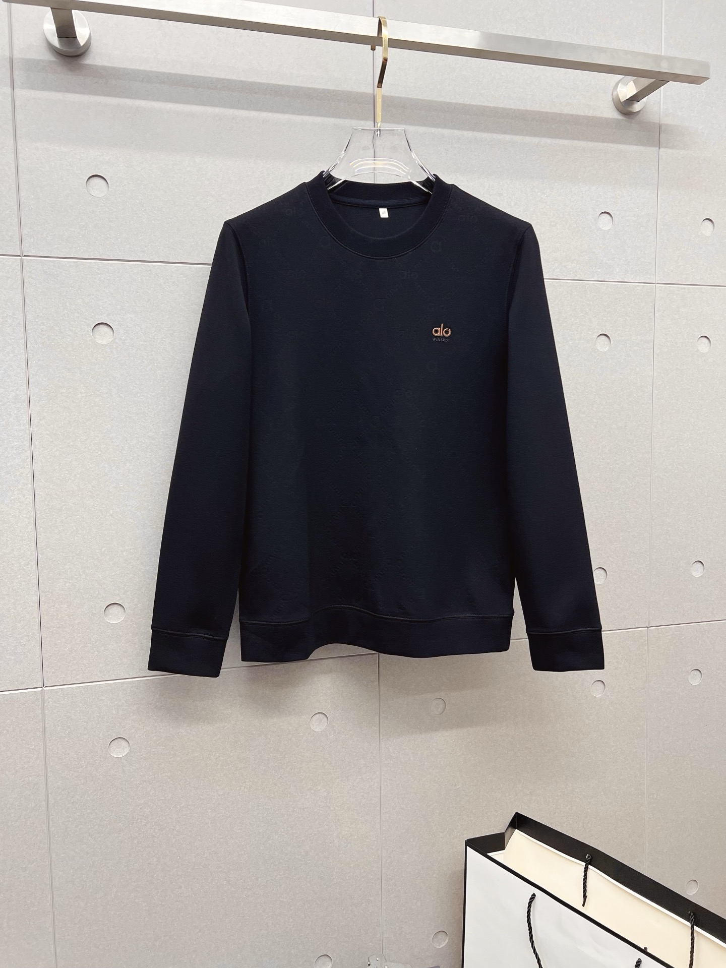 NO:572886,ALO 2025ss new autumn and winter long-sleeved round neck sweatshirt, high-end version!  Customized fabric with high breathability and comfort, impeccable details, brand element design concept, reflecting high quality. It feels delicate and soft!  It presents a casual cut and the upper body shape is awesome!  Size M-3XL (please state your height and weight when placing an order),,hoodie,sweatshirts,alexander wang19860909ALO 2025ss秋冬新款 长袖 圆领 卫衣,高端版本！定制面料 透气舒适度高,细节无可挑剔,品牌元素设计理念,体现高品质.手感细腻柔软！呈现休闲裁剪,上身版型超赞！码数 M-3XL（下单请报身高体重）,,hoodie,sweatshirts,alexander wang,Men's clothing