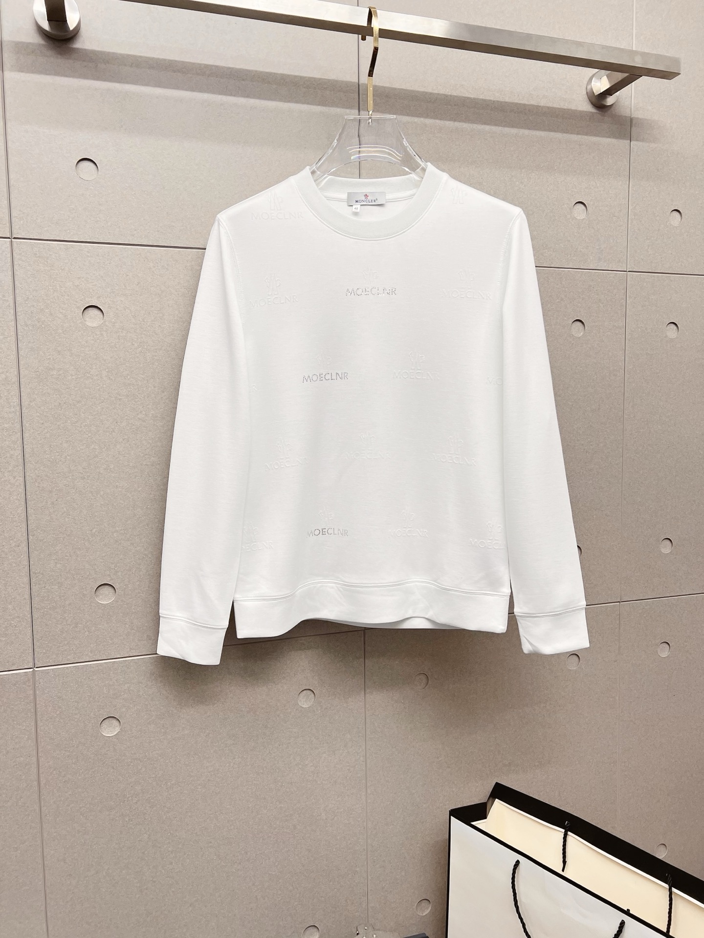 NO:572882,Mouthless 2025ss new autumn and winter long-sleeved round neck sweatshirt, high-end version!  Customized fabric with high breathability and comfort, impeccable details, brand element design concept, reflecting high quality. It feels delicate and soft!  It presents a casual cut and the upper body shape is awesome!  Size M-3XL (please state your height and weight when placing an order),,Moncler,hoodie,sweatshirts,alexander wang19860909蒙口 2025ss秋冬新款 长袖 圆领 卫衣,高端版本！定制面料 透气舒适度高,细节无可挑剔,品牌元素设计理念,体现高品质.手感细腻柔软！呈现休闲裁剪,上身版型超赞！码数 M-3XL（下单请报身高体重）,,Moncler,hoodie,sweatshirts,alexander wang,Men's clothing