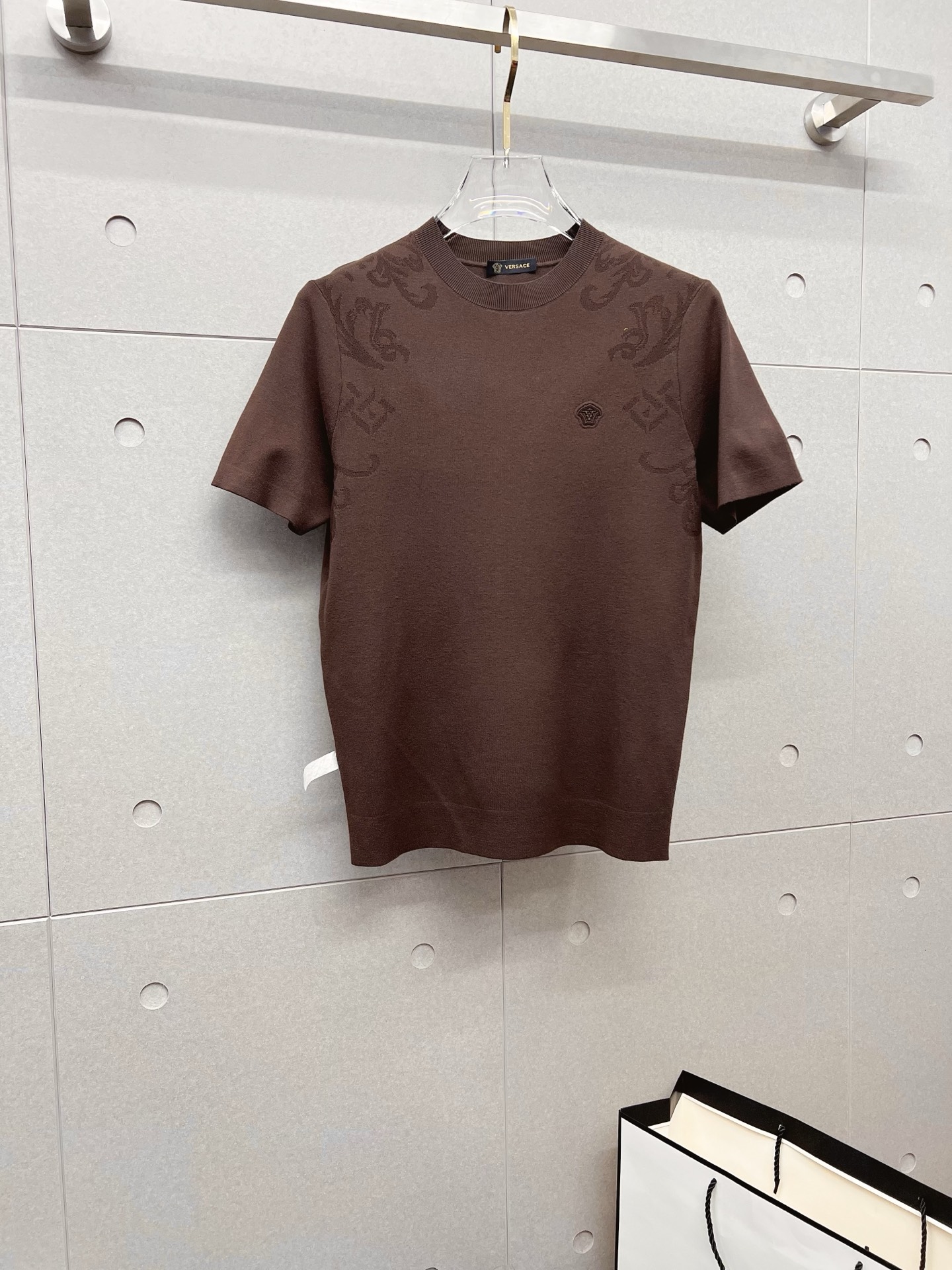 NO:572875,Versace 25ss new autumn and winter knitted short-sleeved, super classic design, simple without any unnecessary cumbersomeness, a versatile item that is indispensable in the wardrobe, made of high-quality wool, super comfortable to wear, avant-garde and practical, exquisite and perfect craftsmanship, a classic in the fashion and leisure series!  Size M-3XL,,versace,T-shirt,alexander wang19860909范思哲 25ss秋冬新款针织短袖,超经典设计,简约没有任何多余累赘感,衣橱不可缺少的一件百搭单品,采用优质羊毛制作而成,穿身上超级舒适,前卫又实穿,精致完美工艺,时尚休闲系列的经典之作！ 尺码M-3XL,,versace,T-shirt,alexander wang,Men's clothing