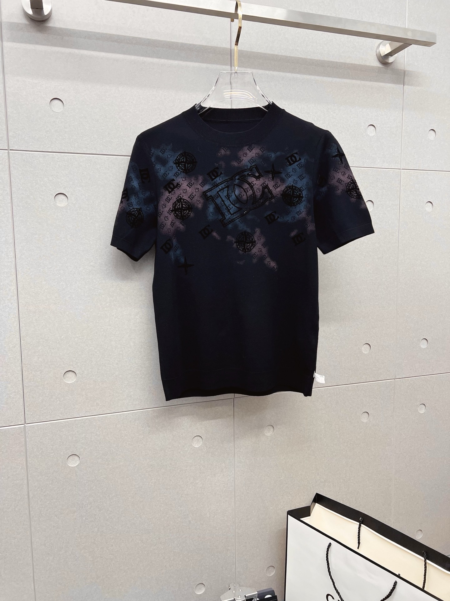 NO:572878,DG 25ss new autumn and winter knitted short-sleeved, super classic design, simple without any unnecessary cumbersomeness, a versatile item that is indispensable in the wardrobe, made of high-quality wool, super comfortable to wear, avant-garde and practical, exquisite and perfect craftsmanship, a classic in the fashion and leisure series!  Size M-3XL,,T-shirt,alexander wang19860909DG 25ss秋冬新款针织短袖,超经典设计,简约没有任何多余累赘感,衣橱不可缺少的一件百搭单品,采用优质羊毛制作而成,穿身上超级舒适,前卫又实穿,精致完美工艺,时尚休闲系列的经典之作！ 尺码M-3XL,,T-shirt,alexander wang,Men's clothing