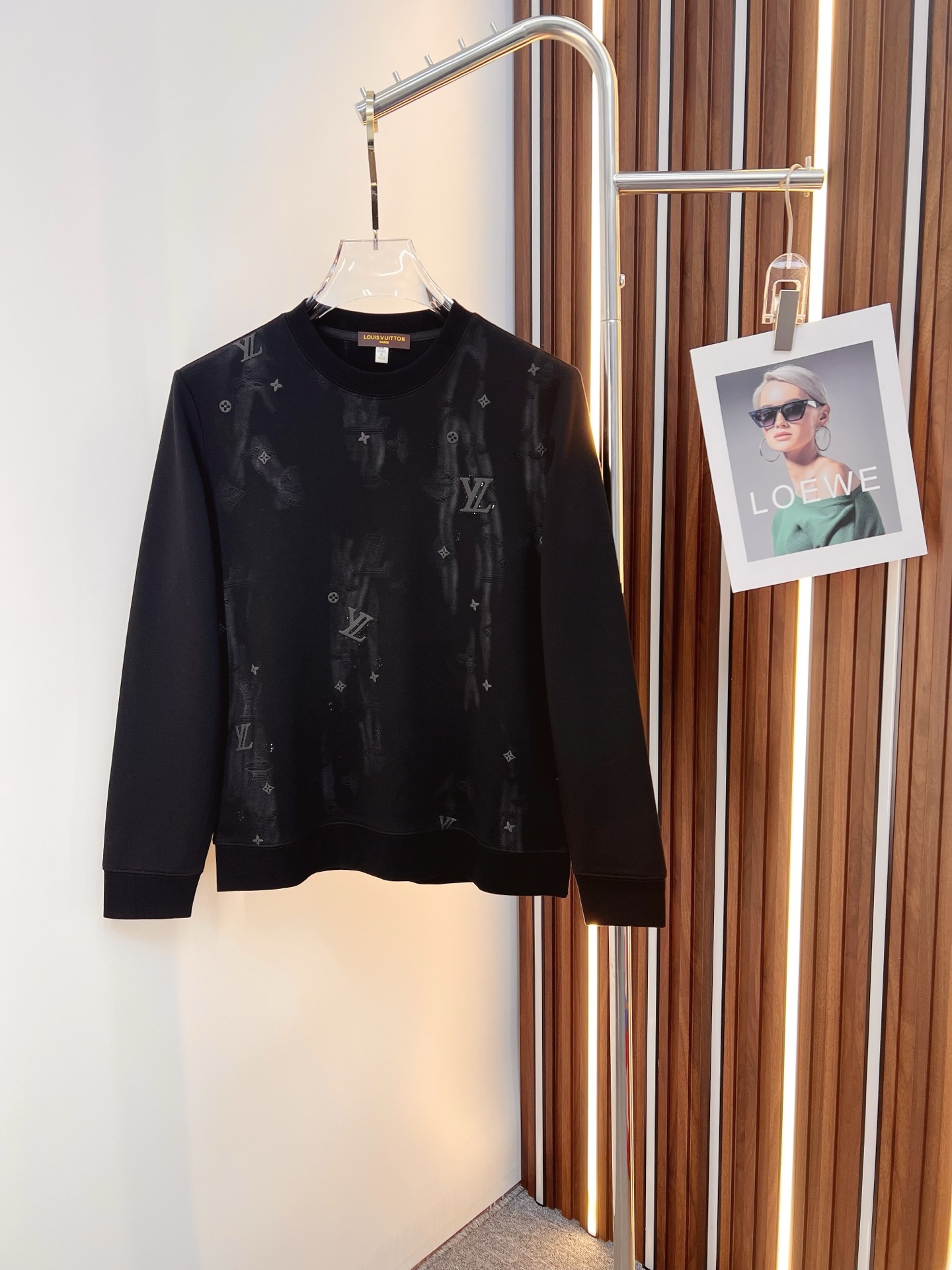 NO:532024,LV 2025ss autumn and winter new style, long sleeves, round neck sweatshirt, high-end version!  Customized fabrics are breathable and comfortable, with impeccable details, and the brand element design concept reflects high quality. They feel delicate and soft!  It is casually cut, with a great upper body style!  Number of code M-3XL (please report height and weight by placing an order), louis vuitton, hoodie, sweatshirts, alexander wang19860909LV 2025ss秋冬新款 长袖 圆领 卫衣,高端版本！定制面料 透气舒适度高,细节无可挑剔,品牌元素设计理念,体现高品质.手感细腻柔软！呈现休闲裁剪,上身版型超赞！码数 M-3XL（下单请报身高体重）,,louis vuitton,hoodie,sweatshirts,alexander wang,Men's clothing