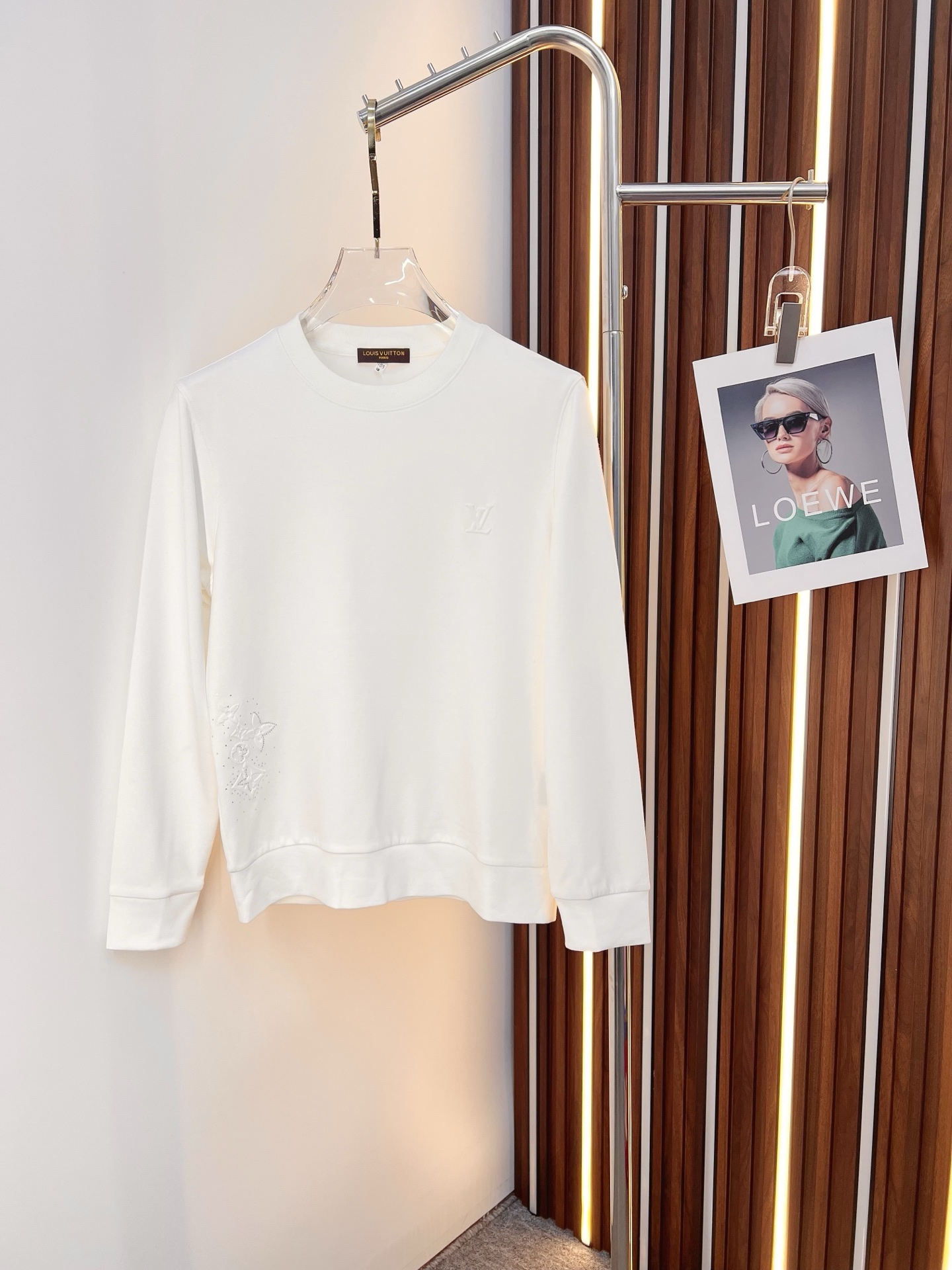 NO:532018,LV 2025ss autumn and winter new style, long sleeves, round neck sweatshirt, high-end version!  Customized fabrics are breathable and comfortable, with impeccable details, and the brand element design concept reflects high quality. They feel delicate and soft!  It is casually cut, with a great upper body style!  Number of code M-3XL (please report height and weight by placing an order), louis vuitton, hoodie, sweatshirts, alexander wang19860909LV 2025ss秋冬新款 长袖 圆领 卫衣,高端版本！定制面料 透气舒适度高,细节无可挑剔,品牌元素设计理念,体现高品质.手感细腻柔软！呈现休闲裁剪,上身版型超赞！码数 M-3XL（下单请报身高体重）,,louis vuitton,hoodie,sweatshirts,alexander wang,Men's clothing