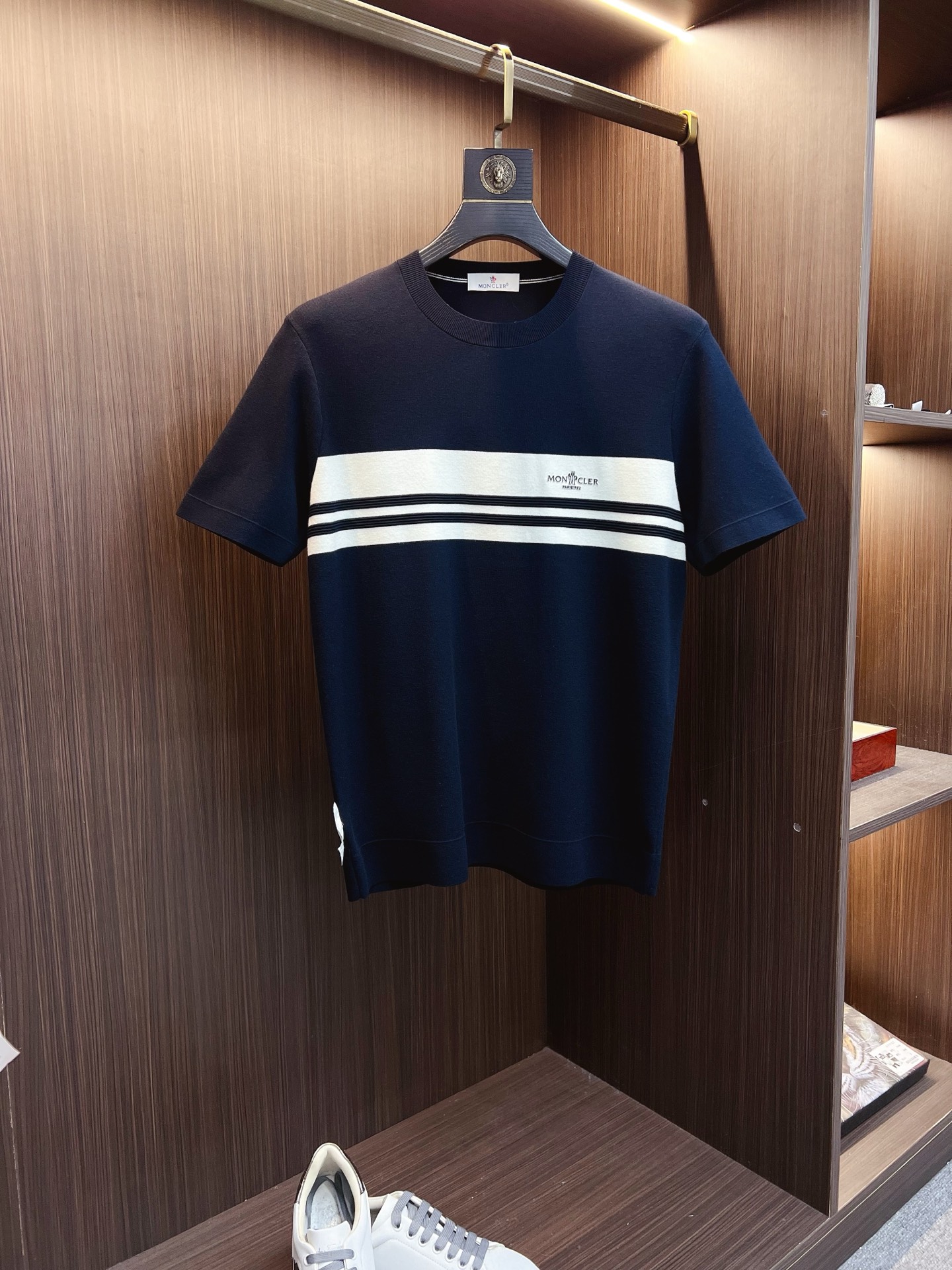 NO:571896,Mouth 25ss new autumn and winter knitted short-sleeved, super classic design, simple without any unnecessary cumbersomeness, a versatile item that is indispensable in the wardrobe, made of high-quality wool, super comfortable to wear, avant-garde and practical, exquisite and perfect craftsmanship, a classic in the fashion and leisure series!  Size M-3XL,,Moncler,T-shirt,alexander wang19860909蒙口 25ss秋冬新款针织短袖,超经典设计,简约没有任何多余累赘感,衣橱不可缺少的一件百搭单品,采用优质羊毛制作而成,穿身上超级舒适,前卫又实穿,精致完美工艺,时尚休闲系列的经典之作！ 尺码M-3XL,,Moncler,T-shirt,alexander wang,Men's clothing