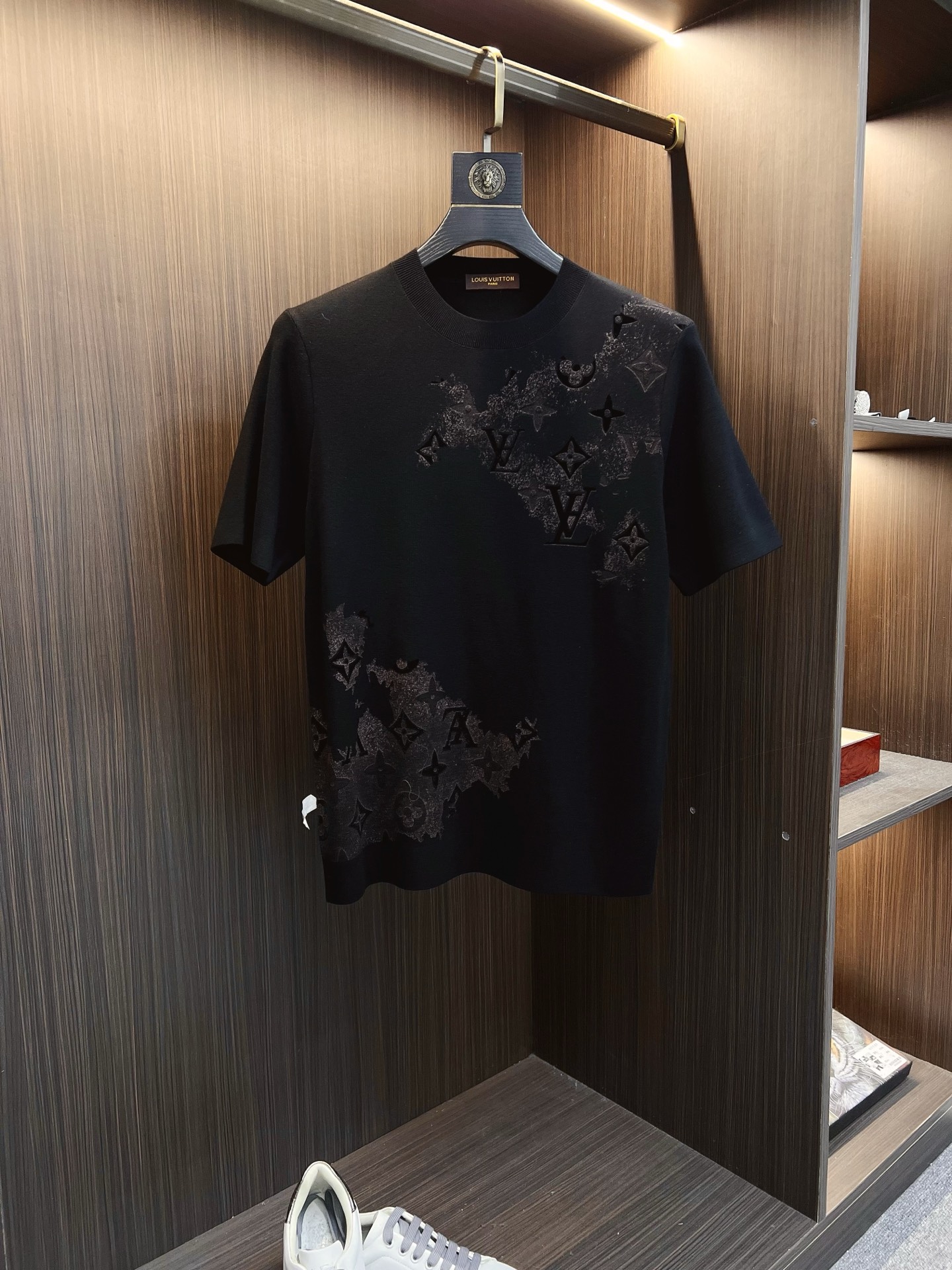 NO:571899,LV 25ss new autumn and winter knitted short-sleeved, super classic design, simple without any unnecessary cumbersomeness, a versatile item that is indispensable in the wardrobe, made of high-quality wool, super comfortable to wear, avant-garde and practical, exquisite and perfect craftsmanship, a classic in the fashion and leisure series!  Size M-3XL,,louis vuitton,T-shirt,alexander wang19860909LV 25ss秋冬新款针织短袖,超经典设计,简约没有任何多余累赘感,衣橱不可缺少的一件百搭单品,采用优质羊毛制作而成,穿身上超级舒适,前卫又实穿,精致完美工艺,时尚休闲系列的经典之作！ 尺码M-3XL,,louis vuitton,T-shirt,alexander wang,Men's clothing