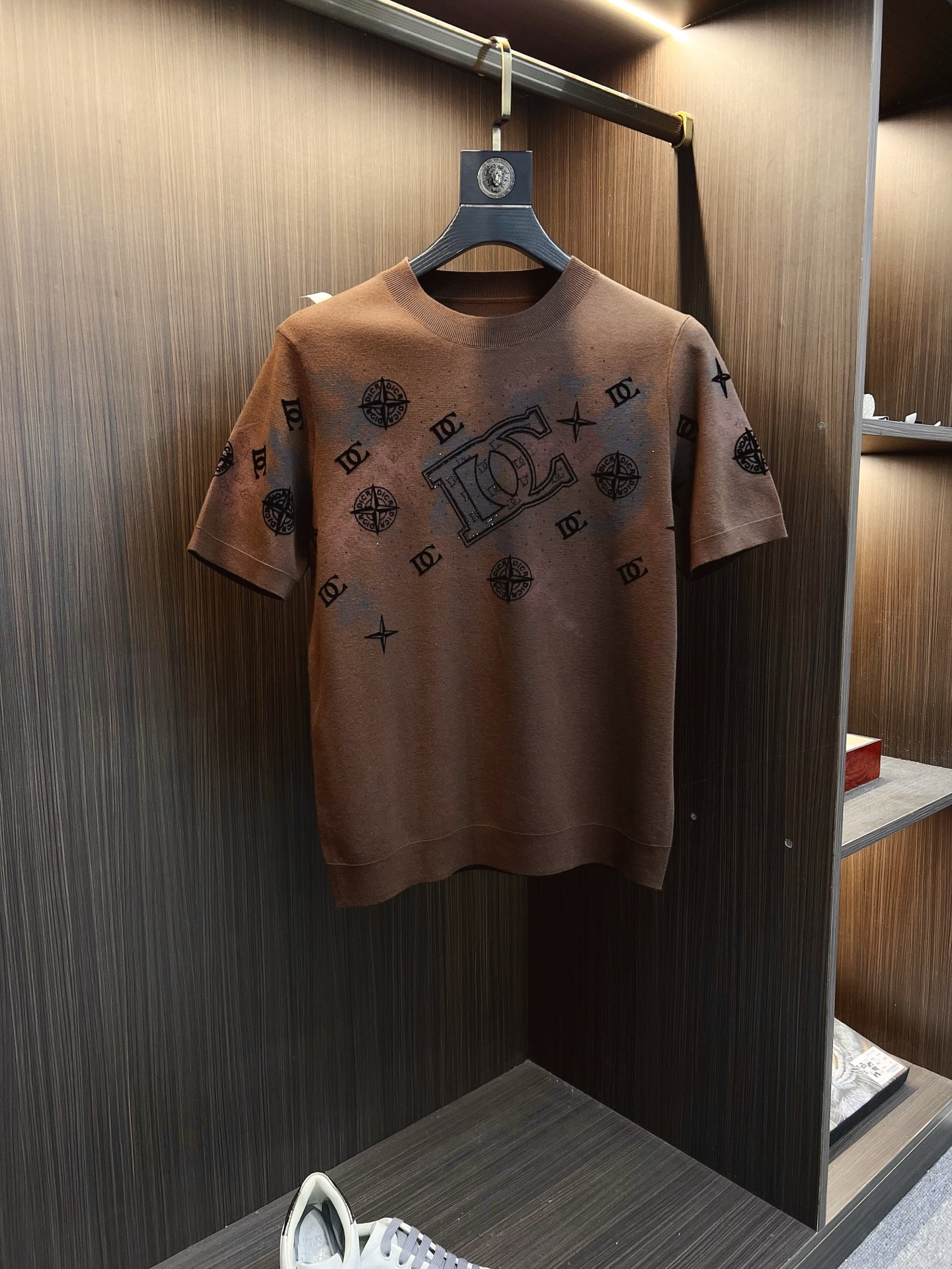 NO:571905,DG 25ss new autumn and winter knitted short-sleeved, super classic design, simple without any unnecessary cumbersomeness, a versatile item that is indispensable in the wardrobe, made of high-quality wool, super comfortable to wear, avant-garde and practical, exquisite and perfect craftsmanship, a classic in the fashion and leisure series!  Size M-3XL,,T-shirt,alexander wang19860909DG 25ss秋冬新款针织短袖,超经典设计,简约没有任何多余累赘感,衣橱不可缺少的一件百搭单品,采用优质羊毛制作而成,穿身上超级舒适,前卫又实穿,精致完美工艺,时尚休闲系列的经典之作！ 尺码M-3XL,,T-shirt,alexander wang,Men's clothing