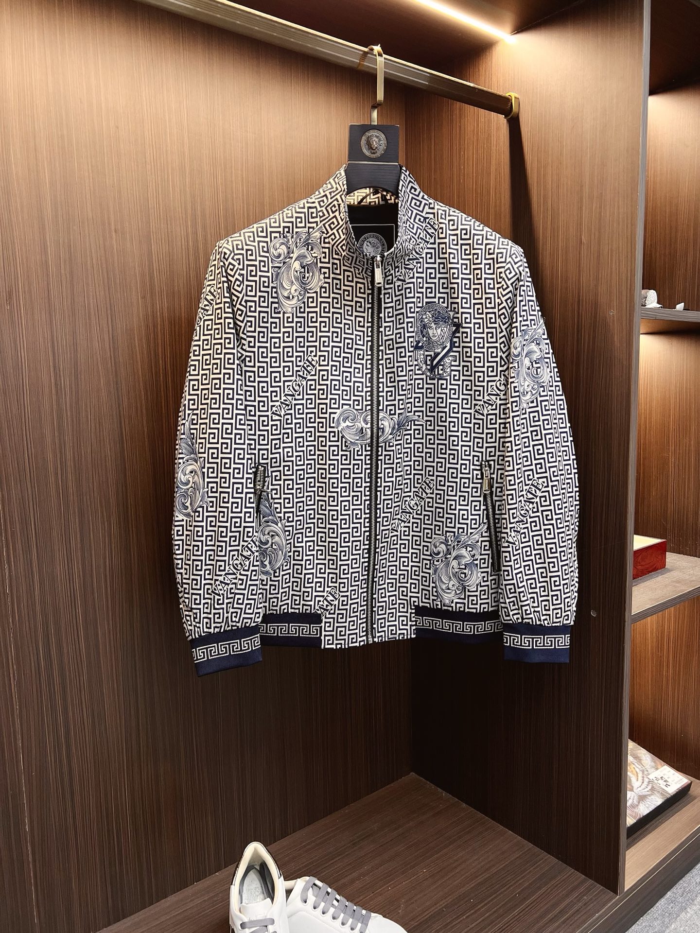 NO:525475,Versace 2025 autumn and winter counter new casual and fashionable jacket, super avant-garde design style, brand logo heavy industry embellishment design, delicate and comfortable, very light and not easy to wrinkle. Multiple craftsmanship The overall design is quite visual, the upper body is casual and stylish, with a certain degree of clarity, absolutely recommended at the most cutting-edge temperament of fashion, a must-have for urban casual. Size M-3XL, versace, jackets & coats, jackets & coats, alexander wang19860909范思哲 2025秋冬专柜新款休闲时尚夹克外套 超前卫设计风格 品牌logo重工点缀设计 细腻舒适 穿着非常轻便不易起皱.多重重工艺 整体的设计颇具视觉感,上身休闲有型,有一定的挺括度,绝对走在时尚最尖端的气质感推荐,都市休闲必备.尺码 M-3XL,,versace,jackets & coats,jackets & coats,alexander wang,Men's clothing