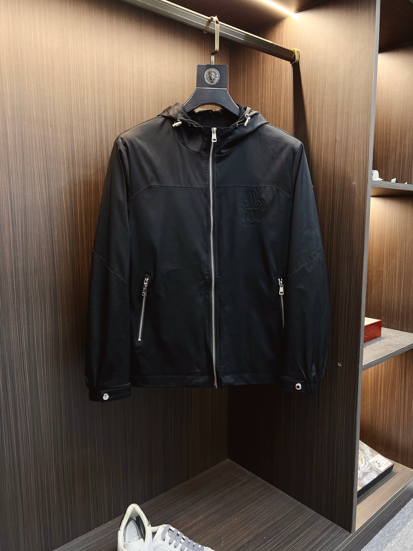 NO:525458,The 2025 autumn and winter counter new casual and fashionable jacket, super avant-garde design style, brand logo heavy industry embellishment design, delicate and comfortable, very light and not easy to wrinkle. Multiple craftsmanship The overall design is quite visual, the upper body is casual and stylish, with a certain degree of clarity, absolutely recommended to be at the most cutting-edge temperament of fashion, a must-have for urban casual. Size M-3XL,, Moncler, jackets & coats, jackets & coats, alexander wang19860909蒙口 2025秋冬专柜新款休闲时尚夹克外套 超前卫设计风格 品牌logo重工点缀设计 细腻舒适 穿着非常轻便不易起皱.多重重工艺 整体的设计颇具视觉感,上身休闲有型,有一定的挺括度,绝对走在时尚最尖端的气质感推荐,都市休闲必备.尺码 M-3XL,,Moncler,jackets & coats,jackets & coats,alexander wang,Men's clothing