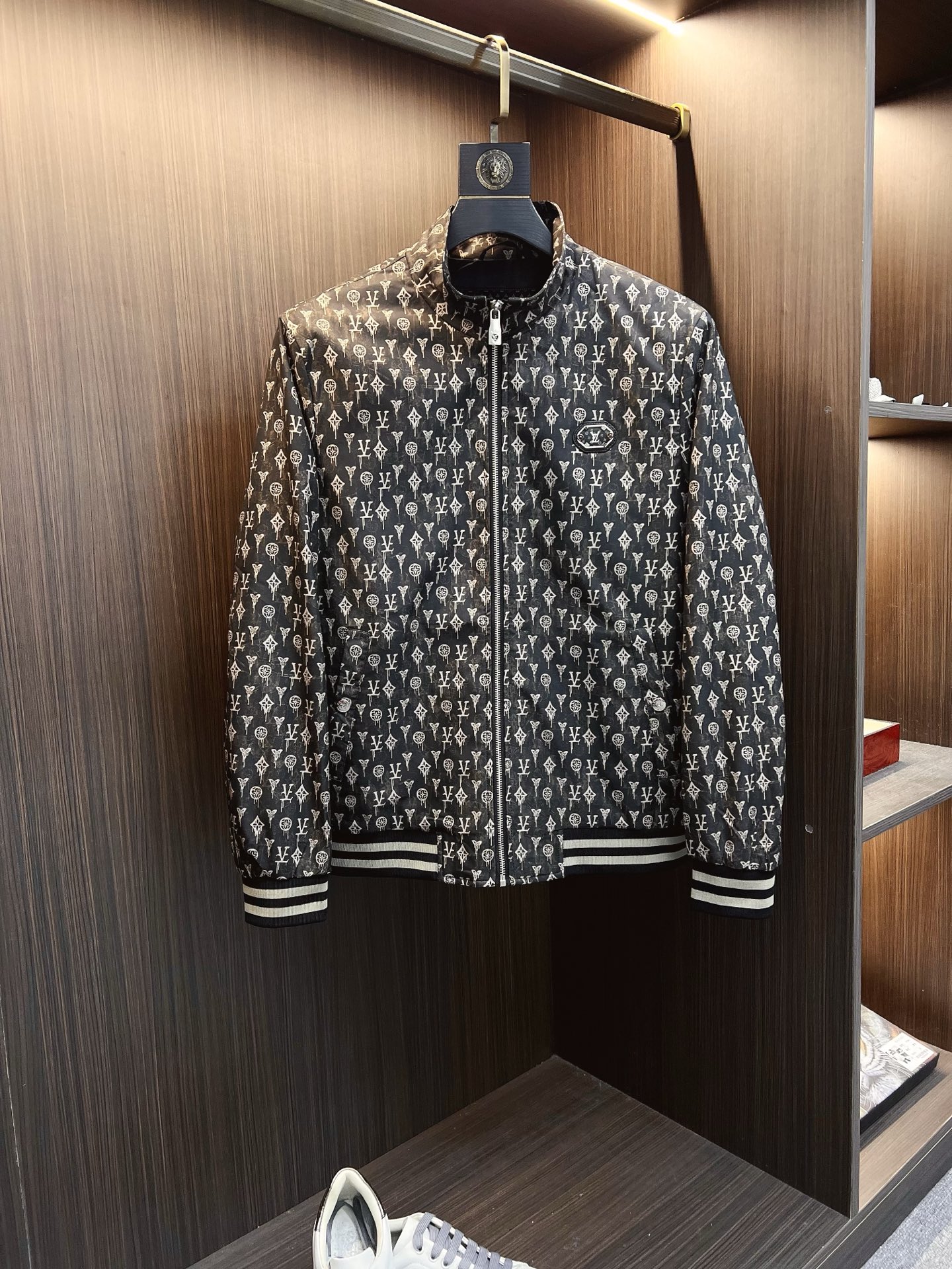 NO:525460,LV 2025 autumn and winter counter new casual and fashionable jacket jacket with advanced design style Brand logo heavy industry embellishment design delicate and comfortable wear very light and not easy to wrinkle. Multiple craftsmanship The overall design is quite visual, the upper body is casual and stylish, with a certain degree of clarity, absolutely recommended at the most cutting-edge temperament of fashion, a must-have for urban casual. Size M-3XL,,louis vuitton, jackets & coats, jackets & coats, alexander wang19860909LV 2025秋冬专柜新款休闲时尚夹克外套 超前卫设计风格 品牌logo重工点缀设计 细腻舒适 穿着非常轻便不易起皱.多重重工艺 整体的设计颇具视觉感,上身休闲有型,有一定的挺括度,绝对走在时尚最尖端的气质感推荐,都市休闲必备.尺码 M-3XL,,louis vuitton,jackets & coats,jackets & coats,alexander wang,Men's clothing