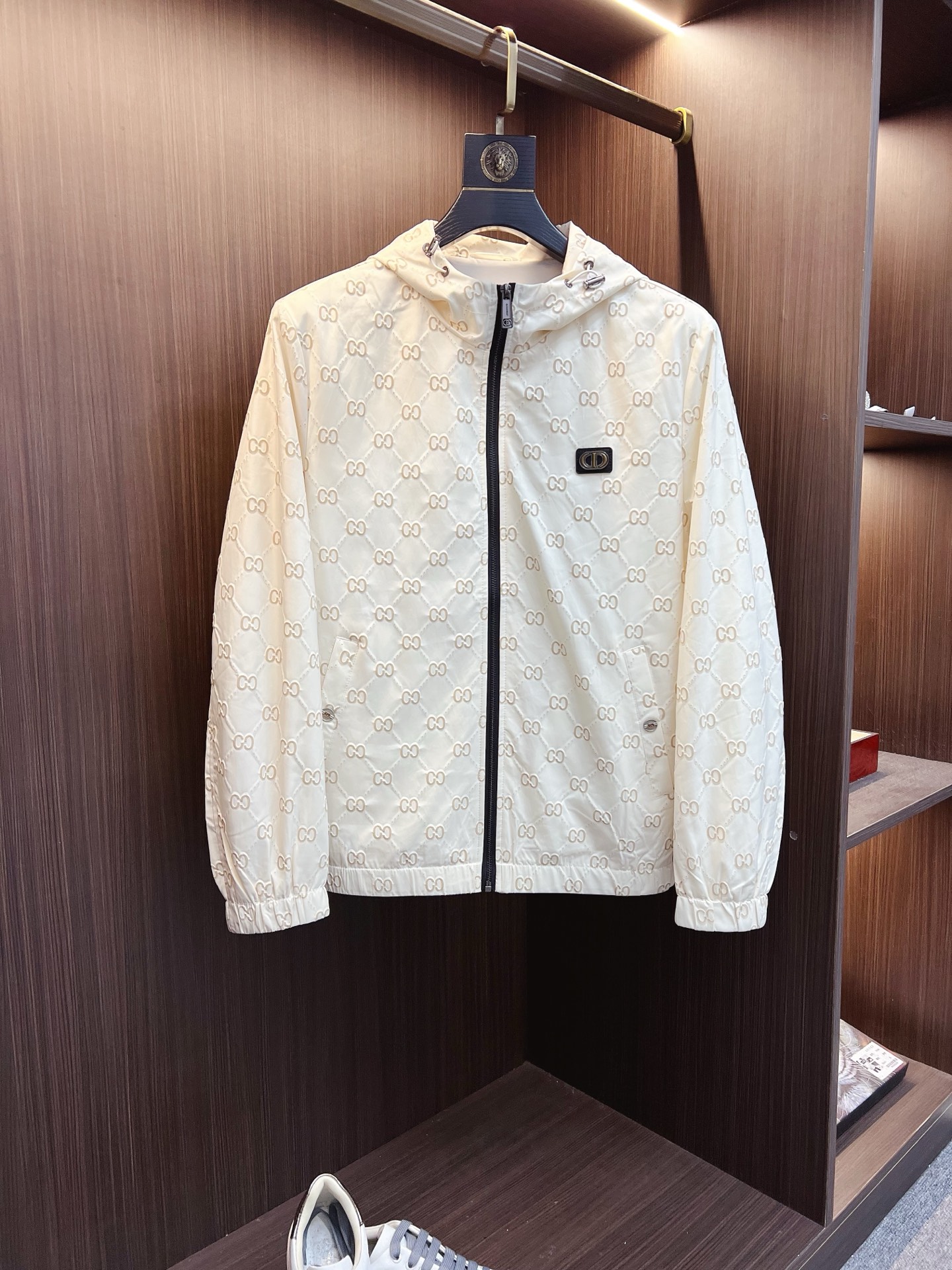 NO:565379,Dior Dior's 2025 autumn and winter counter new casual fashion jacket. Ultra-avant-garde design style. The brand logo is heavily embellished. It is delicate and comfortable. It is very light to wear and not easy to wrinkle. Multiple craftsmanship. The overall design is quite visual. The upper body is casual and stylish, with a certain degree of stiffness. It is definitely recommended for the temperament that is at the forefront of fashion. It is a must-have for urban leisure. Size M-3XL,, dior, dior, jackets & coats, jackets &  coats,alexander wang19860909Dior 迪奥 2025秋冬专柜新款休闲时尚夹克外套 超前卫设计风格 品牌logo重工点缀设计 细腻舒适 穿着非常轻便不易起皱.多重重工艺 整体的设计颇具视觉感,上身休闲有型,有一定的挺括度,绝对走在时尚最尖端的气质感推荐,都市休闲必备.尺码 M-3XL,,dior,dior,jackets & coats,jackets & coats,alexander wang,Men's clothing