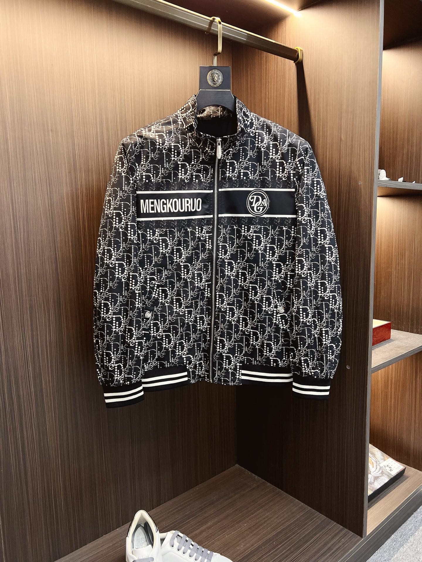 NO:525462,Dior 2025 autumn and winter counter new casual and fashionable jacket jacket with advanced design style Brand logo heavy industry embellishment design delicate and comfortable, very light and not easy to wrinkle. Multiple craftsmanship The overall design is quite visual, the upper body is casual and stylish, with a certain degree of clarity, absolutely recommended at the most cutting-edge temperament of fashion, a must-have for urban casual. Size M-3XL,,dior,dior,jackets & coats,jackets & coats,alexander wang19860909Dior 迪奥 2025秋冬专柜新款休闲时尚夹克外套 超前卫设计风格 品牌logo重工点缀设计 细腻舒适 穿着非常轻便不易起皱.多重重工艺 整体的设计颇具视觉感,上身休闲有型,有一定的挺括度,绝对走在时尚最尖端的气质感推荐,都市休闲必备.尺码 M-3XL,,dior,dior,jackets & coats,jackets & coats,alexander wang,Men's clothing