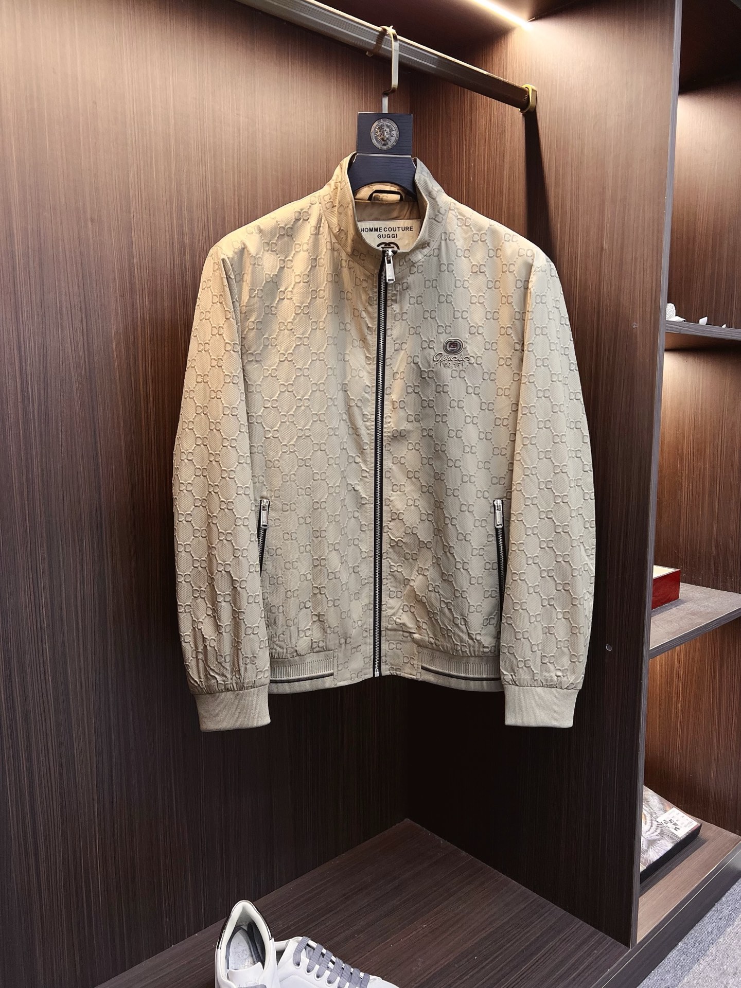 NO:525464,GUCCI 2025 autumn and winter counter new casual and fashionable jacket jacket with advanced design style Brand logo heavy industry embellishment design delicate and comfortable It is very light and not easy to wrinkle. Multiple craftsmanship The overall design is quite visual, the upper body is casual and stylish, with a certain degree of clarity, and it is definitely recommended to be at the most cutting-edge fashion temperament, which is a must-have for urban casualness. Size M-3XL, gucci, jackets & coats, jackets & coats, alexander wang19860909GUCCI 古奇 2025秋冬专柜新款休闲时尚夹克外套 超前卫设计风格 品牌logo重工点缀设计 细腻舒适 穿着非常轻便不易起皱.多重重工艺 整体的设计颇具视觉感,上身休闲有型,有一定的挺括度,绝对走在时尚最尖端的气质感推荐,都市休闲必备.尺码 M-3XL,,gucci,jackets & coats,jackets & coats,alexander wang,Men's clothing