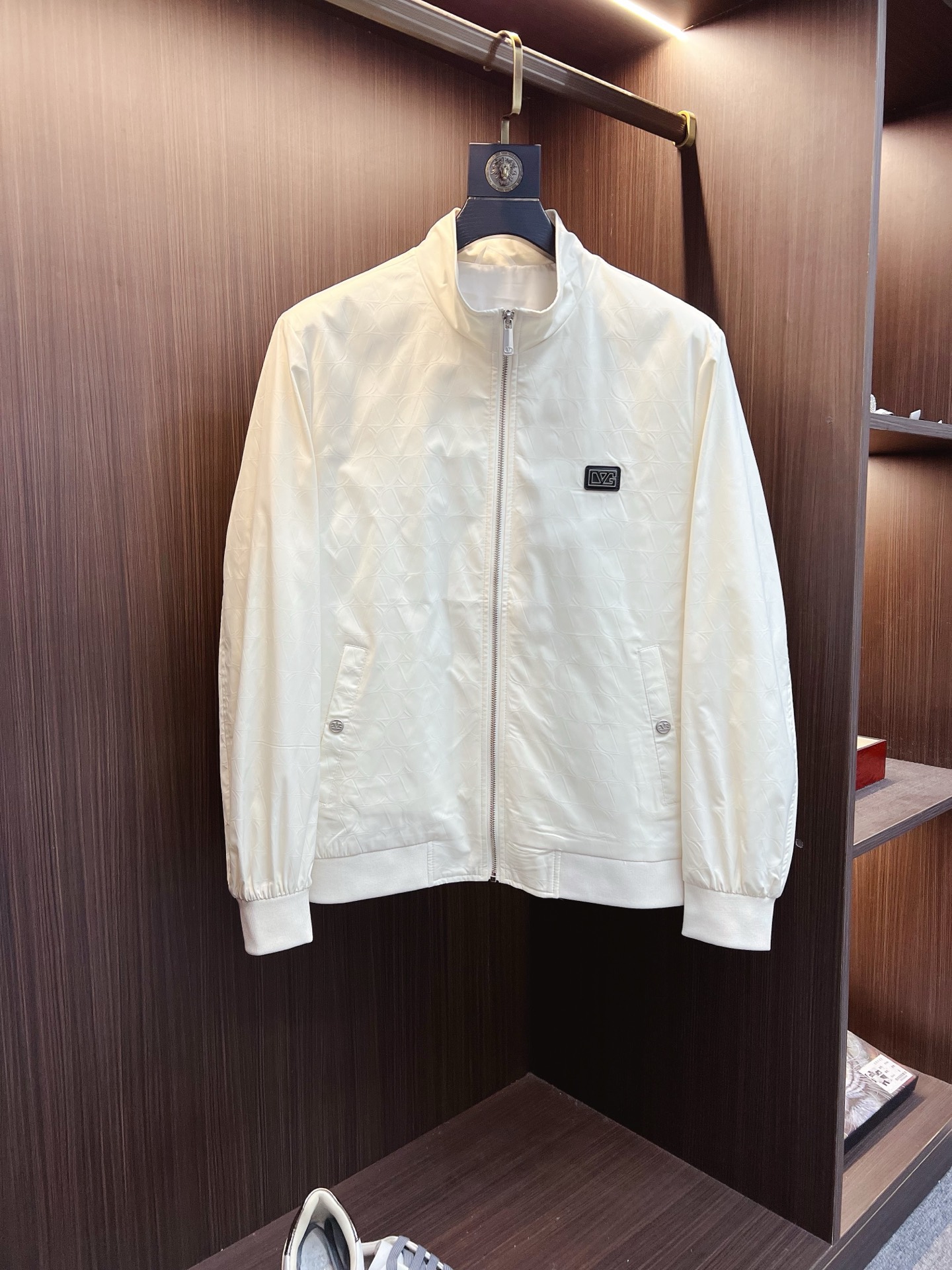 NO:525466,Valentino 2025 autumn and winter counter new casual and fashionable jacket jacket with advanced design style Brand logo heavy industry embellishment design delicate and comfortable, very light and not easy to wrinkle. Multiple craftsmanship The overall design is quite visual, the upper body is casual and stylish, with a certain degree of clarity, absolutely recommended at the most cutting-edge temperament of fashion, a must-have for urban casual. Size M-3XL, valentino, jackets & coats, jackets & coats, alexander wang19860909华伦天奴 2025秋冬专柜新款休闲时尚夹克外套 超前卫设计风格 品牌logo重工点缀设计 细腻舒适 穿着非常轻便不易起皱.多重重工艺 整体的设计颇具视觉感,上身休闲有型,有一定的挺括度,绝对走在时尚最尖端的气质感推荐,都市休闲必备.尺码 M-3XL,,valentino,jackets & coats,jackets & coats,alexander wang,Men's clothing