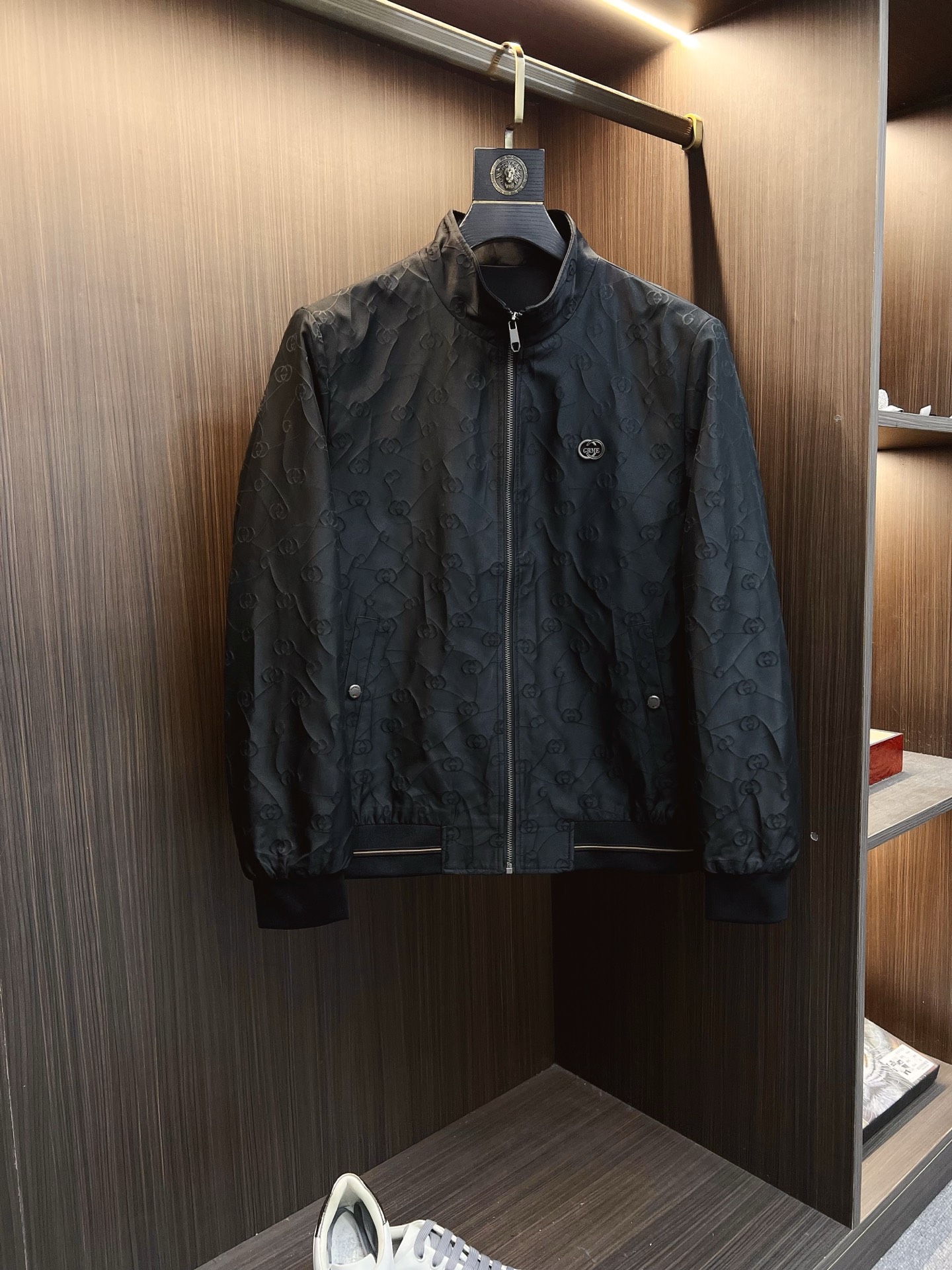 NO:525468,GUCCI 2025 autumn and winter counter new casual and fashionable jacket jacket with advanced design style Brand logo heavy industry embellishment design delicate and comfortable It is very light and not easy to wrinkle. Multiple craftsmanship The overall design is quite visual, the upper body is casual and stylish, with a certain degree of clarity, and it is definitely recommended to be at the most cutting-edge fashion temperament, which is a must-have for urban casualness. Size M-3XL, gucci, jackets & coats, jackets & coats, alexander wang19860909GUCCI 古奇 2025秋冬专柜新款休闲时尚夹克外套 超前卫设计风格 品牌logo重工点缀设计 细腻舒适 穿着非常轻便不易起皱.多重重工艺 整体的设计颇具视觉感,上身休闲有型,有一定的挺括度,绝对走在时尚最尖端的气质感推荐,都市休闲必备.尺码 M-3XL,,gucci,jackets & coats,jackets & coats,alexander wang,Men's clothing