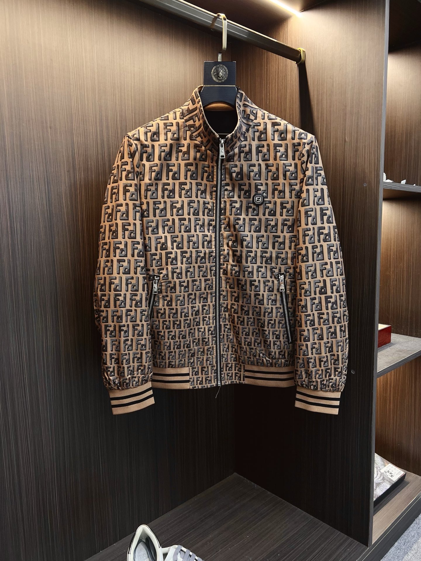 NO:525470,FENDI 2025 autumn and winter counter new casual and fashionable jacket jacket with advanced design style Brand logo heavy industry embellishment design delicate and comfortable, very light and not easy to wrinkle. Multiple craftsmanship The overall design is quite visual, the upper body is casual and stylish, with a certain degree of clarity, absolutely recommended at the most cutting-edge temperament of fashion, a must-have for urban casual. Size M-3XL,,fendi,fendi, jackets & coats, jackets & coats, alexander wang19860909FENDI 芬迪 2025秋冬专柜新款休闲时尚夹克外套 超前卫设计风格 品牌logo重工点缀设计 细腻舒适 穿着非常轻便不易起皱.多重重工艺 整体的设计颇具视觉感,上身休闲有型,有一定的挺括度,绝对走在时尚最尖端的气质感推荐,都市休闲必备.尺码 M-3XL,,fendi,fendi,jackets & coats,jackets & coats,alexander wang,Men's clothing