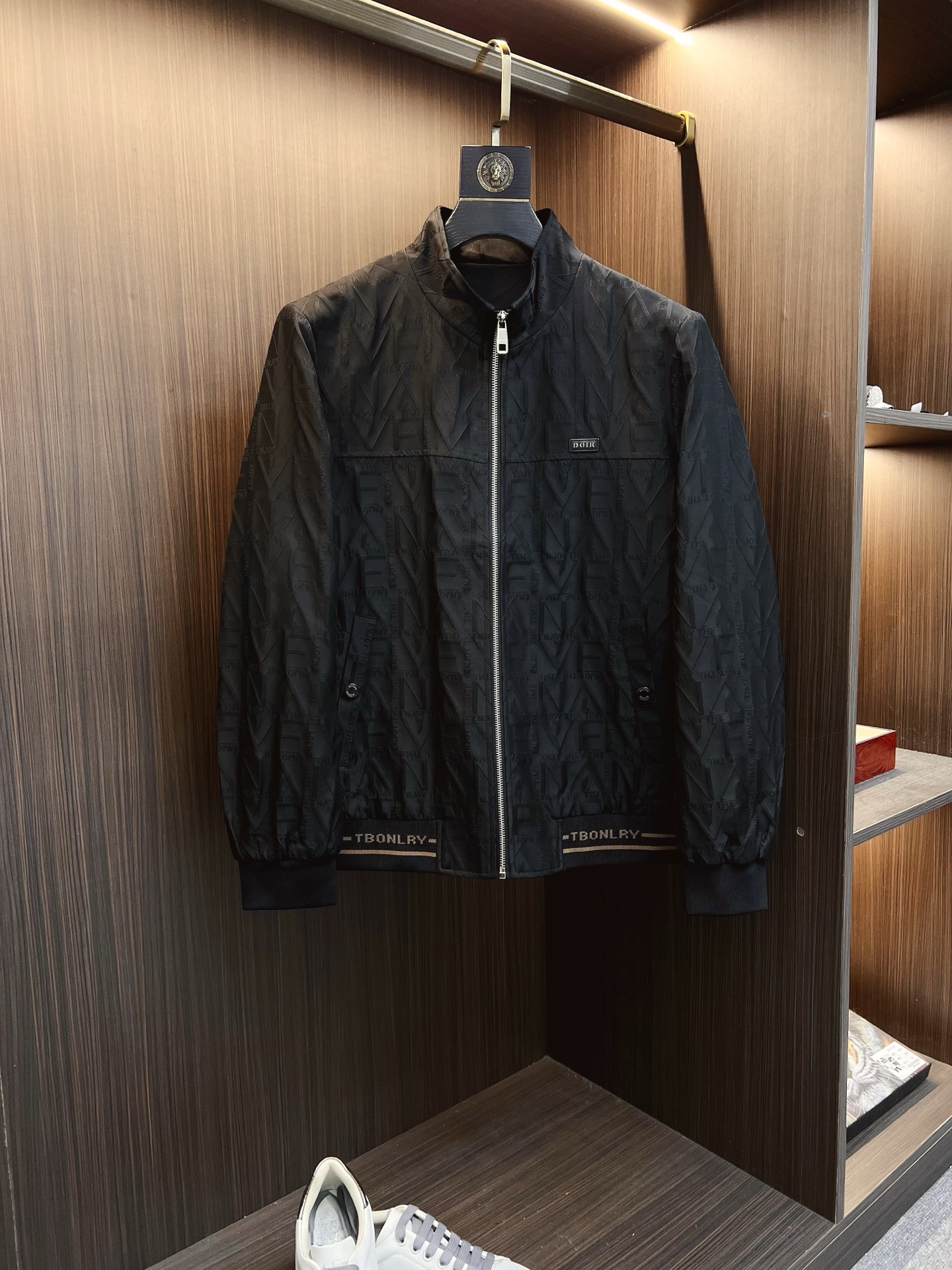 NO:525472,Dior 2025 autumn and winter counter new casual and fashionable jacket jacket with advanced design style Brand logo heavy industry embellishment design delicate and comfortable, very light and not easy to wrinkle. Multiple craftsmanship The overall design is quite visual, the upper body is casual and stylish, with a certain degree of clarity, absolutely recommended at the most cutting-edge temperament of fashion, a must-have for urban casual. Size M-3XL,,dior,dior,jackets & coats,jackets & coats,alexander wang19860909Dior迪奥 2025秋冬专柜新款休闲时尚夹克外套 超前卫设计风格 品牌logo重工点缀设计 细腻舒适 穿着非常轻便不易起皱.多重重工艺 整体的设计颇具视觉感,上身休闲有型,有一定的挺括度,绝对走在时尚最尖端的气质感推荐,都市休闲必备.尺码 M-3XL,,dior,dior,jackets & coats,jackets & coats,alexander wang,Men's clothing