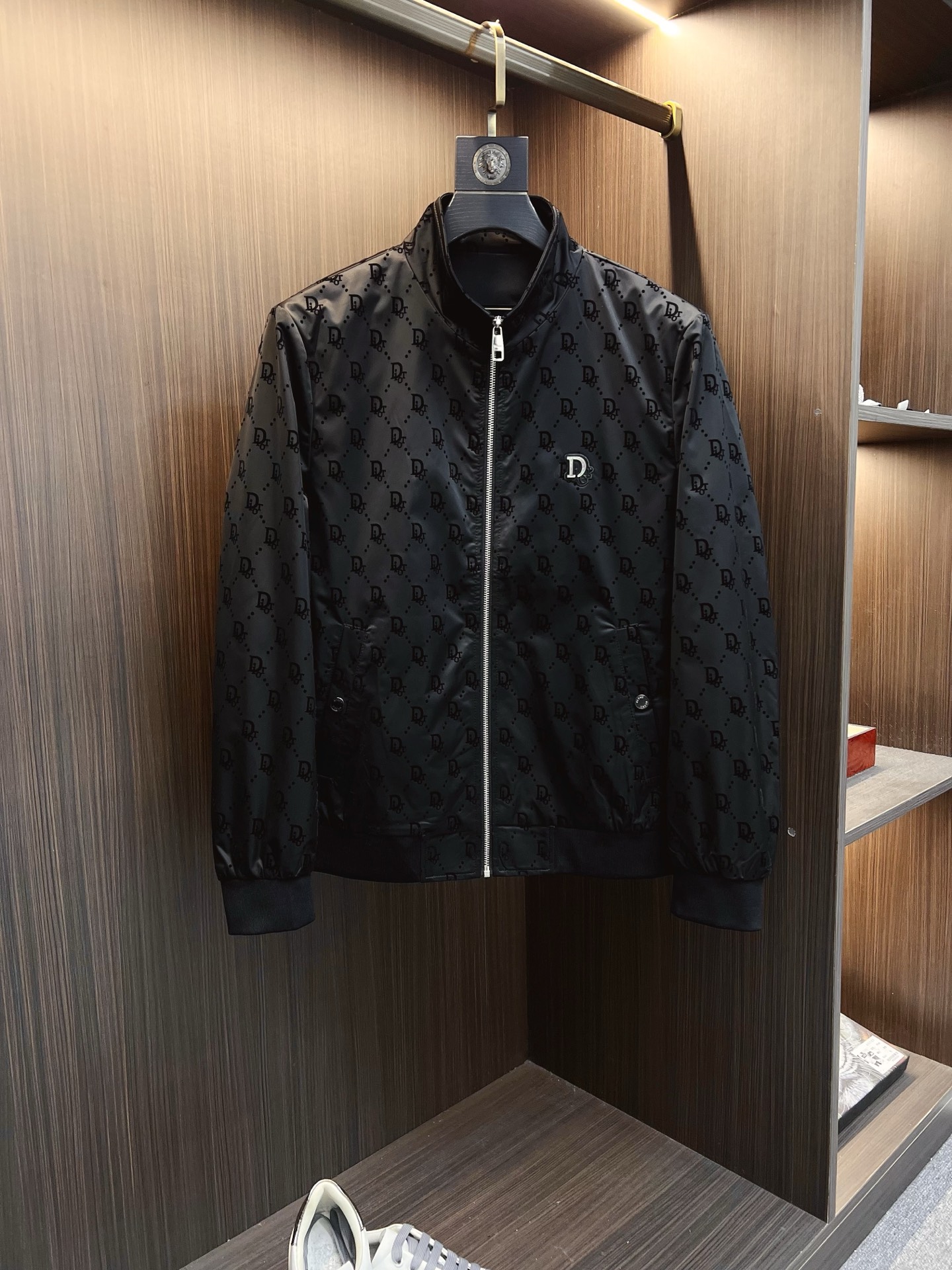 NO:525474,Dior 2025 autumn and winter counter new casual and fashionable jacket jacket with advanced design style Brand logo heavy industry embellishment design delicate and comfortable, very light and not easy to wrinkle. Multiple craftsmanship The overall design is quite visual, the upper body is casual and stylish, with a certain degree of clarity, absolutely recommended at the most cutting-edge temperament of fashion, a must-have for urban casual. Size M-3XL,,dior,dior,jackets & coats,jackets & coats,alexander wang19860909Dior 迪奥 2025秋冬专柜新款休闲时尚夹克外套 超前卫设计风格 品牌logo重工点缀设计 细腻舒适 穿着非常轻便不易起皱.多重重工艺 整体的设计颇具视觉感,上身休闲有型,有一定的挺括度,绝对走在时尚最尖端的气质感推荐,都市休闲必备.尺码 M-3XL,,dior,dior,jackets & coats,jackets & coats,alexander wang,Men's clothing