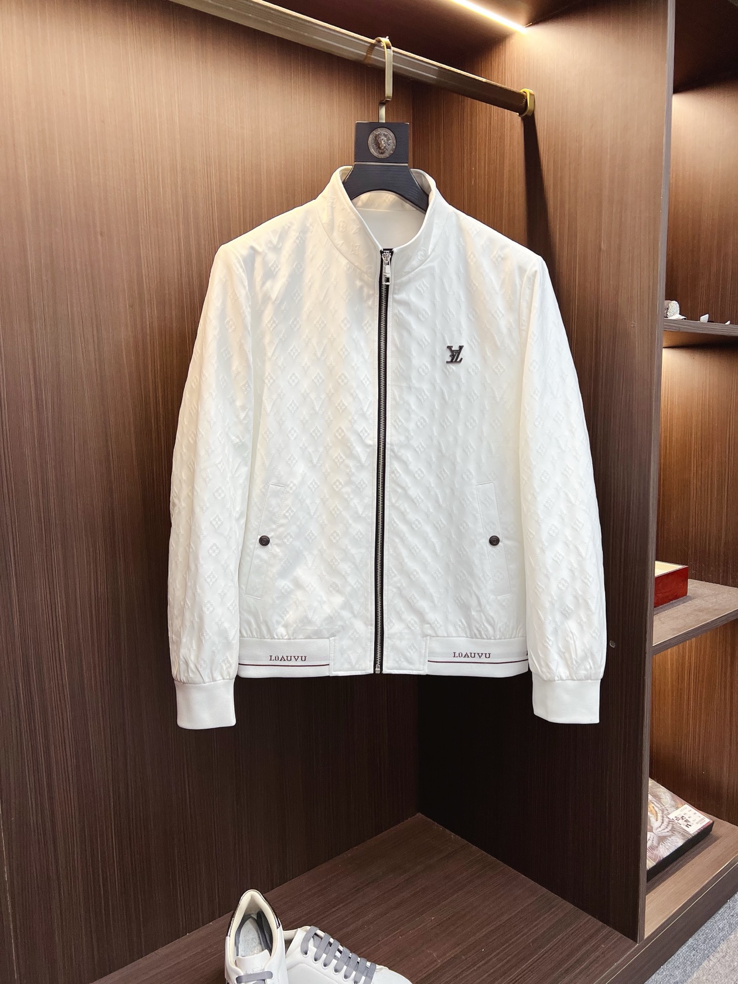 NO:525476,LV 2025 autumn and winter counter new casual and fashionable jacket jacket with advanced design style Brand logo heavy industry embellishment design delicate and comfortable wear very light and not easy to wrinkle. Multiple craftsmanship The overall design is quite visual, the upper body is casual and stylish, with a certain degree of clarity, absolutely recommended at the most cutting-edge temperament of fashion, a must-have for urban casual. Size M-3XL,,louis vuitton, jackets & coats, jackets & coats, alexander wang19860909LV 2025秋冬专柜新款休闲时尚夹克外套 超前卫设计风格 品牌logo重工点缀设计 细腻舒适 穿着非常轻便不易起皱.多重重工艺 整体的设计颇具视觉感,上身休闲有型,有一定的挺括度,绝对走在时尚最尖端的气质感推荐,都市休闲必备.尺码 M-3XL,,louis vuitton,jackets & coats,jackets & coats,alexander wang,Men's clothing