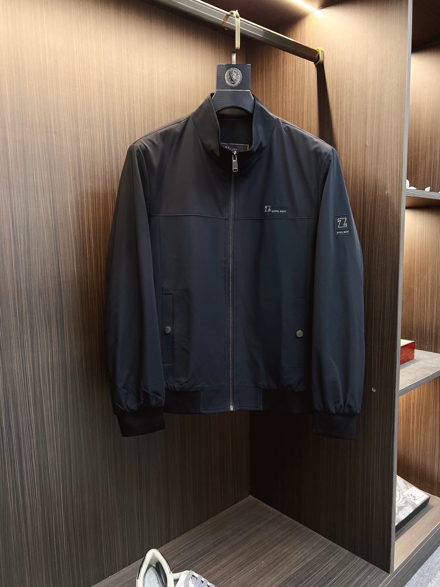 NO:525477,Zenia 2025 autumn and winter counter new casual and fashionable jacket jacket with avant-garde design style Brand logo heavy industry embellishment design delicate and comfortable, very light and not easy to wrinkle. Multiple craftsmanship The overall design is quite visual, the upper body is casual and stylish, with a certain degree of clarity, absolutely recommended to be at the most cutting-edge fashion temperament, a must-have for urban casualness. Size M-3XL, zegna, jackets & coats, jackets & coats, alexander wang19860909杰尼亚 2025秋冬专柜新款休闲时尚夹克外套 超前卫设计风格 品牌logo重工点缀设计 细腻舒适 穿着非常轻便不易起皱.多重重工艺 整体的设计颇具视觉感,上身休闲有型,有一定的挺括度,绝对走在时尚最尖端的气质感推荐,都市休闲必备.尺码 M-3XL,,zegna,jackets & coats,jackets & coats,alexander wang,Men's clothing