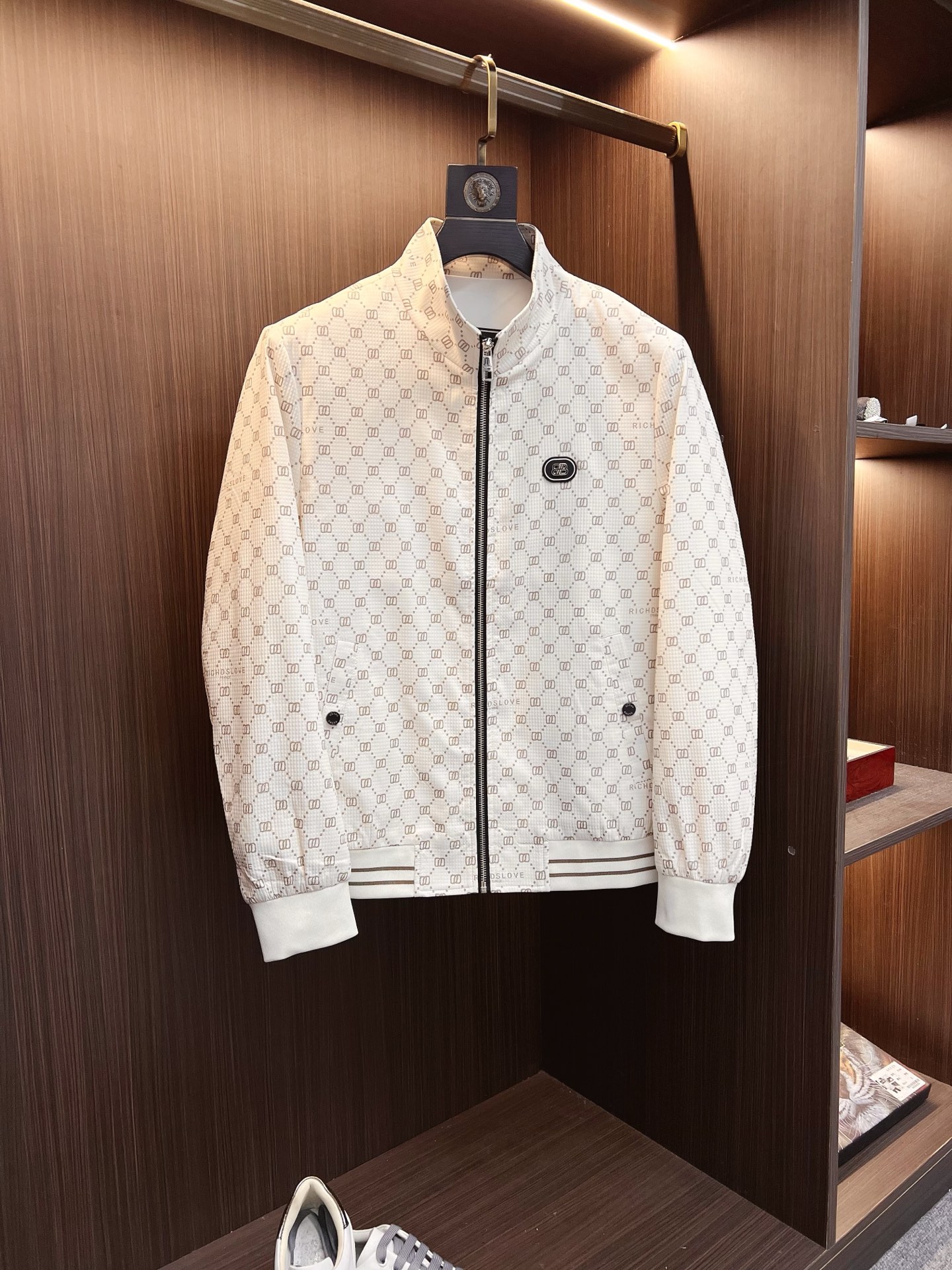 NO:525480,GUCCI 2025 autumn and winter counter new casual and fashionable jacket jacket with advanced design style Brand logo heavy industry embellishment design delicate and comfortable It is very light and not easy to wrinkle. Multiple craftsmanship The overall design is quite visual, the upper body is casual and stylish, with a certain degree of clarity, and it is definitely recommended to be at the most cutting-edge fashion temperament, which is a must-have for urban casualness. Size M-3XL, gucci, jackets & coats, jackets & coats, alexander wang19860909GUCCI 古奇 2025秋冬专柜新款休闲时尚夹克外套 超前卫设计风格 品牌logo重工点缀设计 细腻舒适 穿着非常轻便不易起皱.多重重工艺 整体的设计颇具视觉感,上身休闲有型,有一定的挺括度,绝对走在时尚最尖端的气质感推荐,都市休闲必备.尺码 M-3XL,,gucci,jackets & coats,jackets & coats,alexander wang,Men's clothing