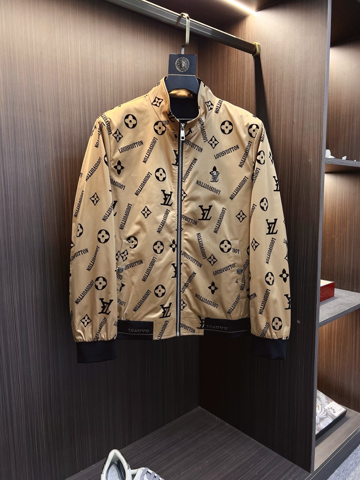 NO:525483,LV 2025 autumn and winter counter new casual and fashionable jacket jacket with advanced design style Brand logo heavy industry embellishment design delicate and comfortable wear very light and not easy to wrinkle. Multiple craftsmanship The overall design is quite visual, the upper body is casual and stylish, with a certain degree of clarity, absolutely recommended at the most cutting-edge temperament of fashion, a must-have for urban casual. Size M-3XL,,louis vuitton, jackets & coats, jackets & coats, alexander wang19860909LV 2025秋冬专柜新款休闲时尚夹克外套 超前卫设计风格 品牌logo重工点缀设计 细腻舒适 穿着非常轻便不易起皱.多重重工艺 整体的设计颇具视觉感,上身休闲有型,有一定的挺括度,绝对走在时尚最尖端的气质感推荐,都市休闲必备.尺码 M-3XL,,louis vuitton,jackets & coats,jackets & coats,alexander wang,Men's clothing