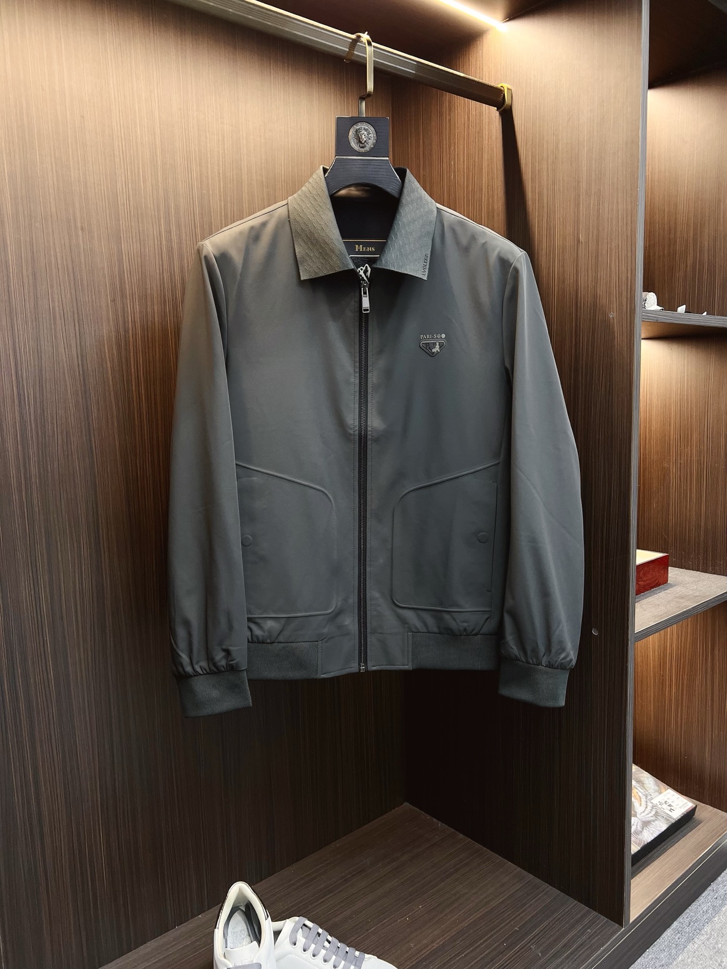 NO:525486,PRADA 2025 autumn and winter counter new casual and fashionable jacket jacket with avant-garde design style Brand logo heavy industry embellishment design delicate and comfortable, very light and not easy to wrinkle. Multiple craftsmanship The overall design is quite visual, the upper body is casual and stylish, with a certain degree of clarity, absolutely recommended at the most cutting-edge temperament of fashion, a must-have for urban casual. Size M-3XL,,prada,prada,jackets & coats,jackets & coats,alexander wang19860909PRADA 普拉达 2025秋冬专柜新款休闲时尚夹克外套 超前卫设计风格 品牌logo重工点缀设计 细腻舒适 穿着非常轻便不易起皱.多重重工艺 整体的设计颇具视觉感,上身休闲有型,有一定的挺括度,绝对走在时尚最尖端的气质感推荐,都市休闲必备.尺码 M-3XL,,prada,prada,jackets & coats,jackets & coats,alexander wang,Men's clothing