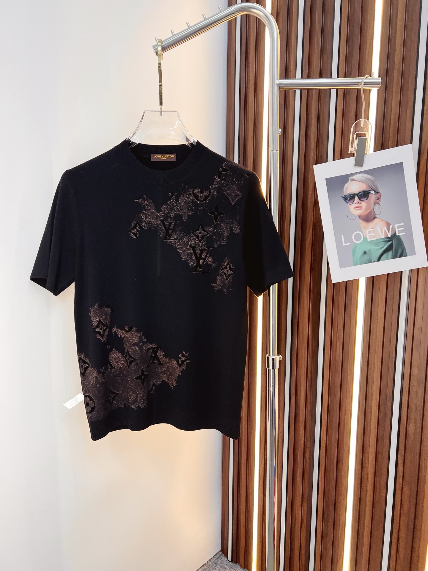 NO:532012,LV 25ss autumn and winter new knitted short-sleeved sleeves, super classic design, simple and without any unnecessary cumbersome feeling, an indispensable versatile item in the wardrobe, made of high-quality wool, super comfortable to wear, avant-garde and practical to wear, exquisite and perfect craftsmanship, a classic work of a fashionable and casual series!  Size M-3XL, louis vuitton, T-shirt, alexander wang19860909LV 25ss秋冬新款针织短袖,超经典设计,简约没有任何多余累赘感,衣橱不可缺少的一件百搭单品,采用优质羊毛制作而成,穿身上超级舒适,前卫又实穿,精致完美工艺,时尚休闲系列的经典之作！ 尺码M-3XL,,louis vuitton,T-shirt,alexander wang,Men's clothing