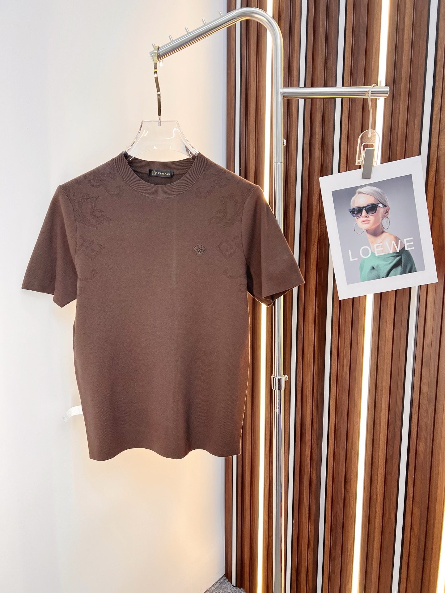 NO:532029,Versace 25ss autumn and winter new knitted short-sleeved sleeves, super classic design, simple and without any unnecessary cumbersome feeling, an indispensable versatile item in the wardrobe, made of high-quality wool, super comfortable to wear, avant-garde and practical to wear, exquisite and perfect craftsmanship, a classic work of a fashionable and casual series!  Size M-3XL, versace, T-shirt, alexander wang19860909范思哲 25ss秋冬新款针织短袖,超经典设计,简约没有任何多余累赘感,衣橱不可缺少的一件百搭单品,采用优质羊毛制作而成,穿身上超级舒适,前卫又实穿,精致完美工艺,时尚休闲系列的经典之作！ 尺码M-3XL,,versace,T-shirt,alexander wang,Men's clothing