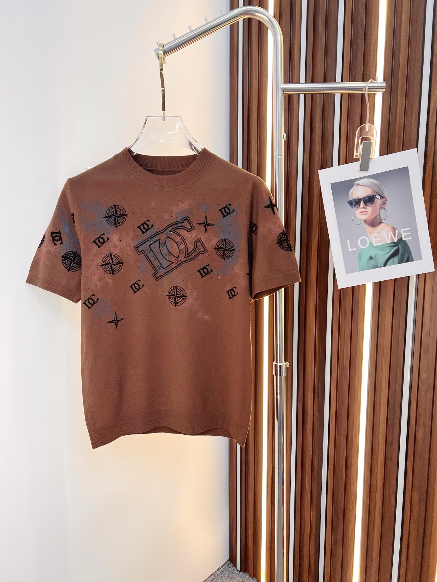 NO:532027,DG 25ss autumn and winter new knitted short-sleeved sleeves, super classic design, simple and without any unnecessary cumbersome feeling, an indispensable versatile item in the wardrobe, made of high-quality wool, super comfortable to wear, avant-garde and practical to wear, exquisite and perfect craftsmanship, a classic work of a fashionable and casual series!  Size M-3XL, T-shirt,alexander wang19860909DG 25ss秋冬新款针织短袖,超经典设计,简约没有任何多余累赘感,衣橱不可缺少的一件百搭单品,采用优质羊毛制作而成,穿身上超级舒适,前卫又实穿,精致完美工艺,时尚休闲系列的经典之作！ 尺码M-3XL,,T-shirt,alexander wang,Men's clothing