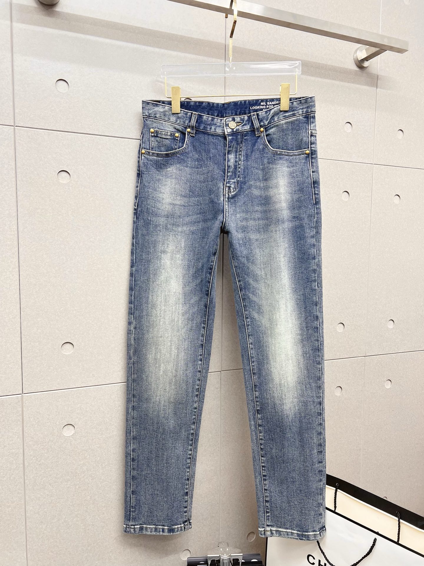 NO:538365,LV men's denim jeans, official album poster outfit style!  Customer-supplied high-quality imported denim original color fabric, specially selected Japanese Okayama pure 13oz ounce denim fabric, heavy environmentally friendly plant enzyme washing process, the texture has a light retro color, which is quite beautiful, and is very suitable for the autumn and winter color matching. The fabric is soft and delicate after washing, but has a strong bones and a little elastic, providing an excellent comfort experience. There is no damage to any craft elements throughout the body, retaining the purest tannin color!  The whole body details are so perfect, exquisite and exquisite. The latest waist leather marks highlight the brand's characteristics, and hardware accessories, leather marks, and wiring all reflect craftsmanship!  The style is perfectly tailored, and the hip lifting effect is excellent. It can easily sweep any top matching in the wardrobe. It has extensive compatibility and is satisfied with various daily outfits. It has a lot of upper body styles and must-have trousers for quality control and 1V masturbation control!  Size 29-40 (no 35.37), louis vuitton, jeans, alexander wang19860909LV 男士丹宁牛仔裤,官宣画册海报穿搭款！ 客供高级进口的丹宁原色面料,特选日本冈山纯正13oz 盎司牛仔布料,重磅环保植物酵素水洗工艺,肌理有着淡淡的复古色彩,相当漂亮,极符合秋冬的配色,面料经过水洗后柔软细腻,但筋骨感极强,且略带弹力,提供了绝佳的舒适体验,通身无任何工艺元素破坏,保留了最纯粹的丹宁本色！通身细节完美如斯,精湛且考究,最新的腰部皮标彰显了品牌特质,五金配件、皮标、走线无不体现出匠心工艺！版型剪裁完美,提臀修身效果绝佳,可轻松横扫衣橱任何的上装搭配,兼容性广泛,满足于日常各种穿搭,上身型款十足,于品质控及1V迷控者必入型裤装！ 尺码29—40（没35.37）,,louis vuitton,jeans,alexander wang,Men's clothing