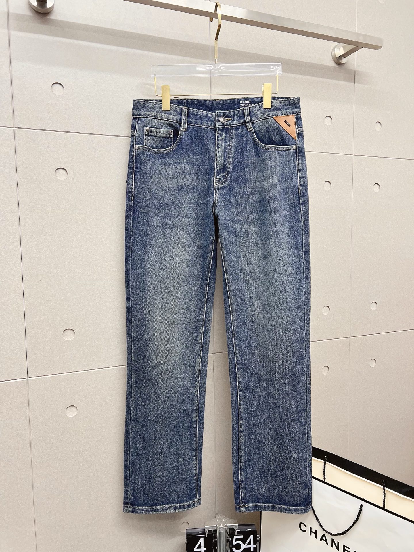 NO:538371,PRADA men's denim jeans, official album poster outfit style!  Customer-supplied high-quality imported denim original color fabric, specially selected Japanese Okayama pure 13oz ounce denim fabric, heavy environmentally friendly plant enzyme washing process, the texture has a light retro color, which is quite beautiful, and is very suitable for the autumn and winter color matching. The fabric is soft and delicate after washing, but has a strong bones and a little elastic, providing an excellent comfort experience. There is no damage to any craft elements throughout the body, retaining the purest tannin color!  The whole body details are so perfect, exquisite and exquisite. The latest waist leather marks highlight the brand's characteristics, and hardware accessories, leather marks, and wiring all reflect craftsmanship!  The style is perfectly tailored, and the hip lifting effect is excellent. It can easily sweep any top matching in the wardrobe. It has extensive compatibility and is satisfied with various daily outfits. It has a lot of upper body styles and must-have trousers for quality control and 1V masturbation control!  Size 29-40 (no 35.37), prada, prada, jeans, alexander wang19860909PRADA 普拉达 男士丹宁牛仔裤,官宣画册海报穿搭款！ 客供高级进口的丹宁原色面料,特选日本冈山纯正13oz 盎司牛仔布料,重磅环保植物酵素水洗工艺,肌理有着淡淡的复古色彩,相当漂亮,极符合秋冬的配色,面料经过水洗后柔软细腻,但筋骨感极强,且略带弹力,提供了绝佳的舒适体验,通身无任何工艺元素破坏,保留了最纯粹的丹宁本色！通身细节完美如斯,精湛且考究,最新的腰部皮标彰显了品牌特质,五金配件、皮标、走线无不体现出匠心工艺！版型剪裁完美,提臀修身效果绝佳,可轻松横扫衣橱任何的上装搭配,兼容性广泛,满足于日常各种穿搭,上身型款十足,于品质控及1V迷控者必入型裤装！ 尺码29—40（没35.37）,,prada,prada,jeans,alexander wang,Men's clothing