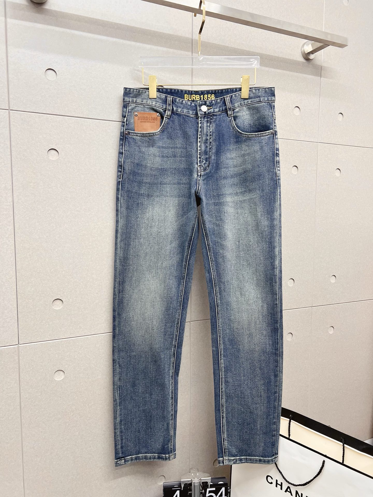 NO:538374,Burberry men's denim jeans, official album poster outfits!  Customer-supplied high-quality imported denim original color fabric, specially selected Japanese Okayama pure 13oz ounce denim fabric, heavy environmentally friendly plant enzyme washing process, the texture has a light retro color, which is quite beautiful, and is very suitable for the autumn and winter color matching. The fabric is soft and delicate after washing, but has a strong bones and a little elastic, providing an excellent comfort experience. There is no damage to any craft elements throughout the body, retaining the purest tannin color!  The whole body details are so perfect, exquisite and exquisite. The latest waist leather marks highlight the brand's characteristics, and hardware accessories, leather marks, and wiring all reflect craftsmanship!  The style is perfectly tailored, and the hip lifting effect is excellent. It can easily sweep any top matching in the wardrobe. It has extensive compatibility and is satisfied with various daily outfits. It has a lot of upper body styles and must-have trousers for quality control and 1V masturbation control!  Size 29-40 (no 35.37), Burberry, Burberry, Jeans, Alexander wang19860909Burberry 巴宝莉 男士丹宁牛仔裤,官宣画册海报穿搭款！ 客供高级进口的丹宁原色面料,特选日本冈山纯正13oz 盎司牛仔布料,重磅环保植物酵素水洗工艺,肌理有着淡淡的复古色彩,相当漂亮,极符合秋冬的配色,面料经过水洗后柔软细腻,但筋骨感极强,且略带弹力,提供了绝佳的舒适体验,通身无任何工艺元素破坏,保留了最纯粹的丹宁本色！通身细节完美如斯,精湛且考究,最新的腰部皮标彰显了品牌特质,五金配件、皮标、走线无不体现出匠心工艺！版型剪裁完美,提臀修身效果绝佳,可轻松横扫衣橱任何的上装搭配,兼容性广泛,满足于日常各种穿搭,上身型款十足,于品质控及1V迷控者必入型裤装！ 尺码29—40（没35.37）,,burberry,burberry,jeans,alexander wang,Men's clothing