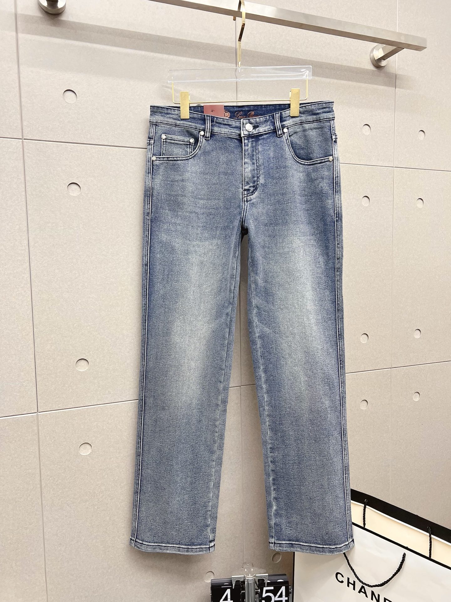 NO:538377,LP men's denim jeans, official album poster outfit style!  Customer-supplied high-quality imported denim original color fabric, specially selected Japanese Okayama pure 13oz ounce denim fabric, heavy environmentally friendly plant enzyme washing process, the texture has a light retro color, which is quite beautiful, and is very suitable for the autumn and winter color matching. The fabric is soft and delicate after washing, but has a strong bones and a little elastic, providing an excellent comfort experience. There is no damage to any craft elements throughout the body, retaining the purest tannin color!  The whole body details are so perfect, exquisite and exquisite. The latest waist leather marks highlight the brand's characteristics, and hardware accessories, leather marks, and wiring all reflect craftsmanship!  The style is perfectly tailored, and the hip lifting effect is excellent. It can easily sweep any top matching in the wardrobe. It has extensive compatibility and is satisfied with various daily outfits. It has a lot of upper body styles and must-have trousers for quality control and 1V masturbation control!  Size 29-40 (no 35.37), loro piana, jeans, alexander wang19860909LP 男士丹宁牛仔裤,官宣画册海报穿搭款！ 客供高级进口的丹宁原色面料,特选日本冈山纯正13oz 盎司牛仔布料,重磅环保植物酵素水洗工艺,肌理有着淡淡的复古色彩,相当漂亮,极符合秋冬的配色,面料经过水洗后柔软细腻,但筋骨感极强,且略带弹力,提供了绝佳的舒适体验,通身无任何工艺元素破坏,保留了最纯粹的丹宁本色！通身细节完美如斯,精湛且考究,最新的腰部皮标彰显了品牌特质,五金配件、皮标、走线无不体现出匠心工艺！版型剪裁完美,提臀修身效果绝佳,可轻松横扫衣橱任何的上装搭配,兼容性广泛,满足于日常各种穿搭,上身型款十足,于品质控及1V迷控者必入型裤装！ 尺码29—40（没35.37）,,loro piana,jeans,alexander wang,Men's clothing